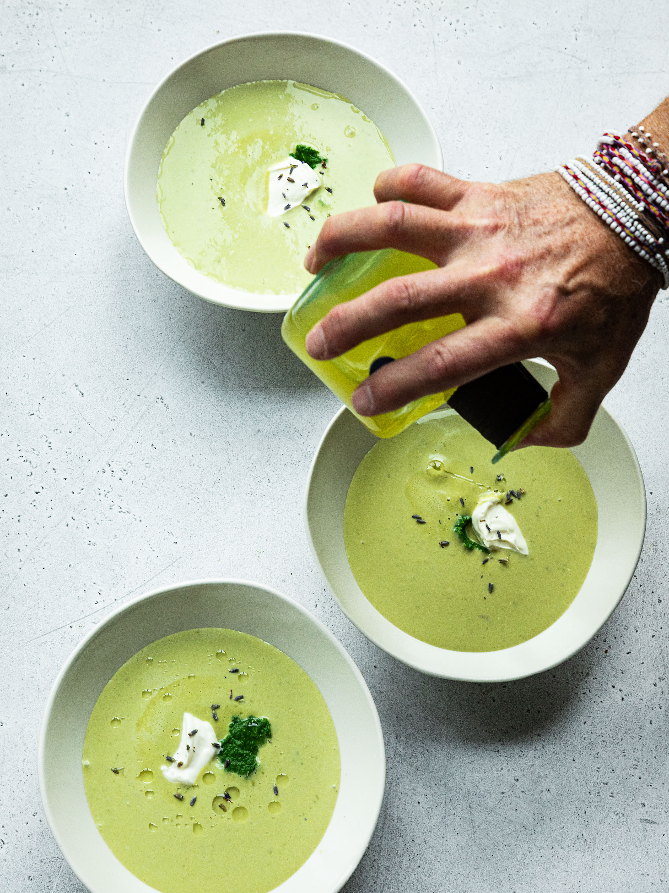 Erbsen-Spargel-Bisque mit Lavendel-Crème-fraîche und Spargelöl Rezept 1