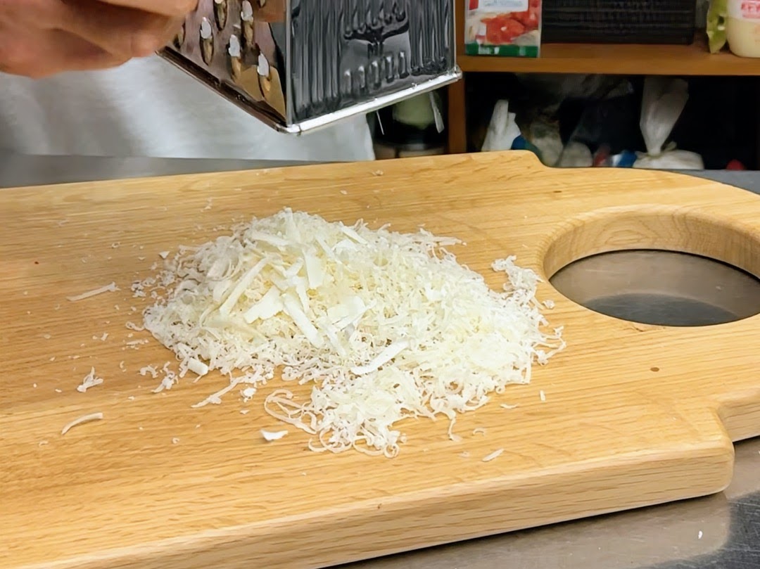 Schritt 2: Spaghetti mit Sardellen-Kapern-Sugo vermengen