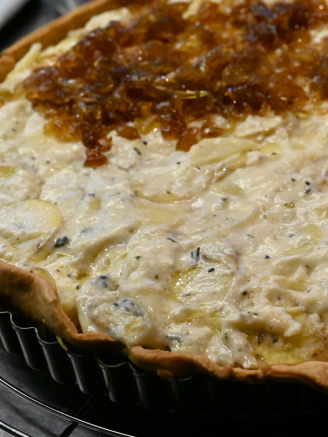 Schritt 3: Das Zwiebelconfit gleichmässig über die Kartoffelmasse verteilen