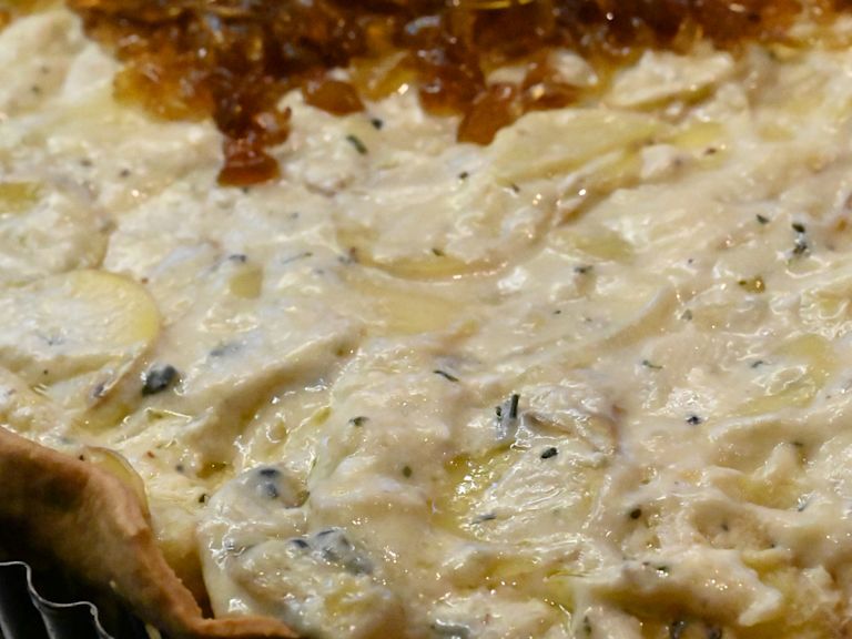 Schritt 3: Das Zwiebelconfit gleichmässig über die Kartoffelmasse verteilen Schritt 3: Das Zwiebelconfit gleichmässig über die Kartoffelmasse verteilen