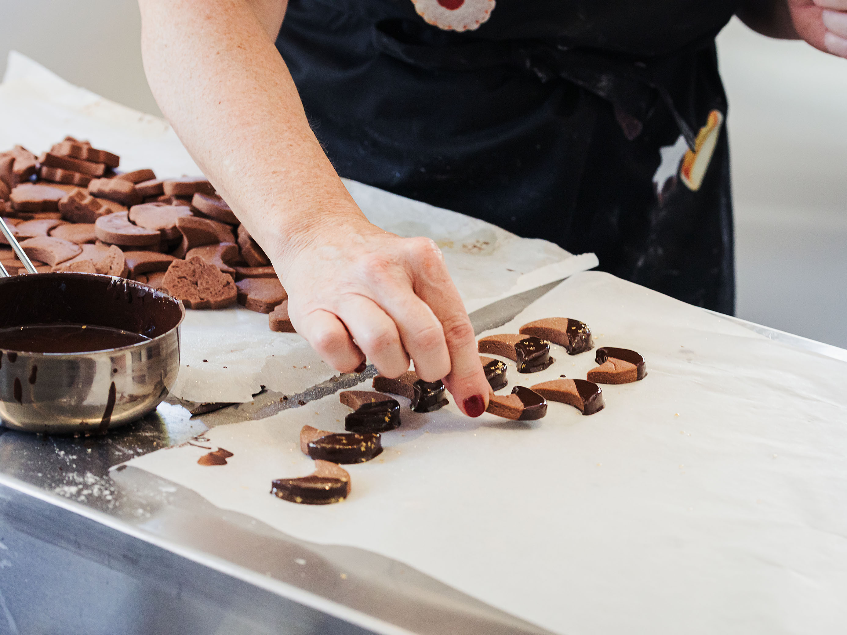 Schritt 3: Die Sablés glasieren und sofort, bevor die Schokolade fest wird, mit Zuckerperlen oder Zuckersternen dekorieren