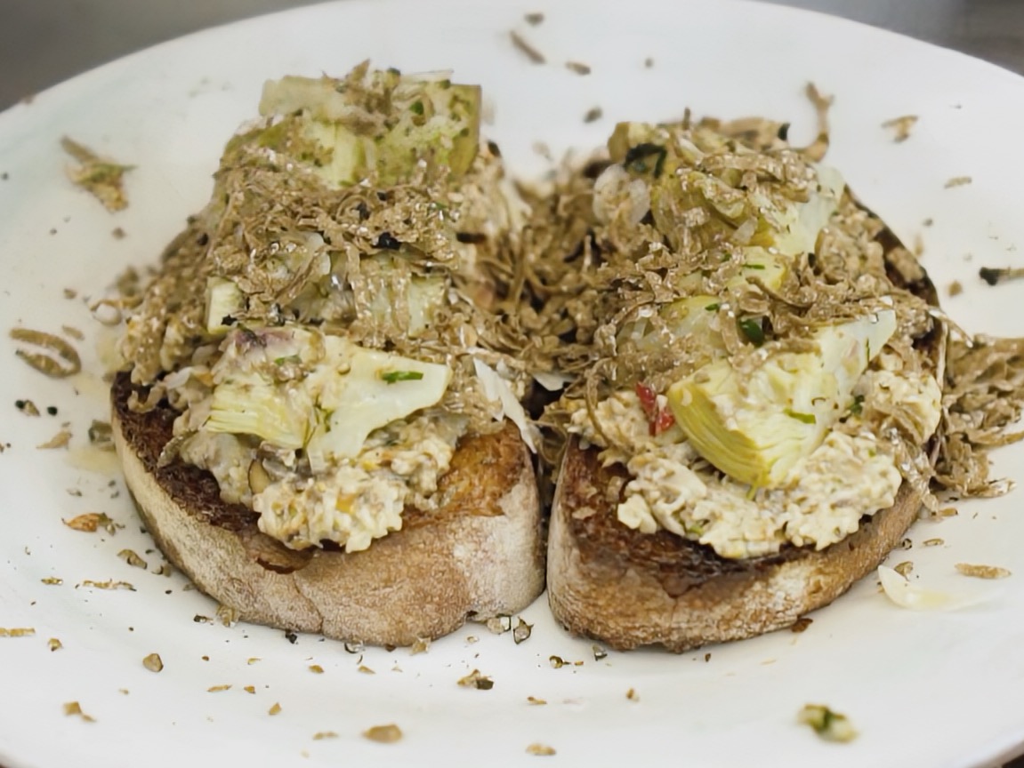 Schritt 3:  Zusammenstellen der Artischocken Pilz Bruschetta  