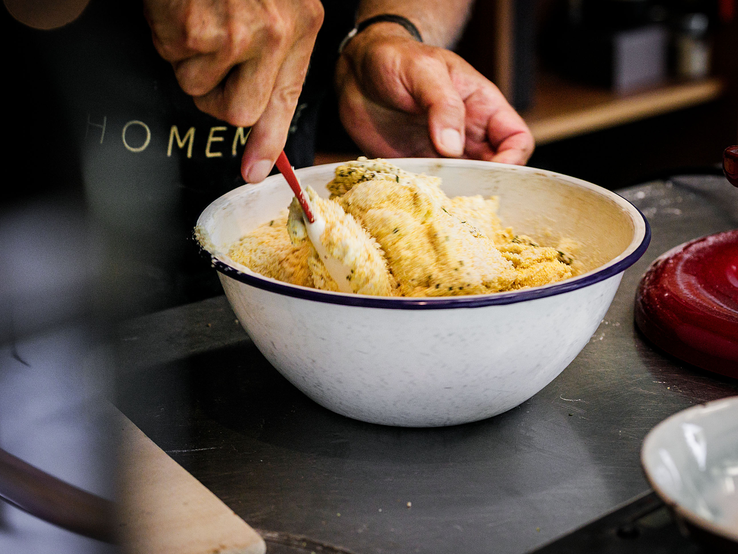 Schritt 1: In eine grosse Schüssel umfüllen, dann Ricotta, Mandelmehl, Maisgriess, Rosmarin und eine Prise Salz unterheben