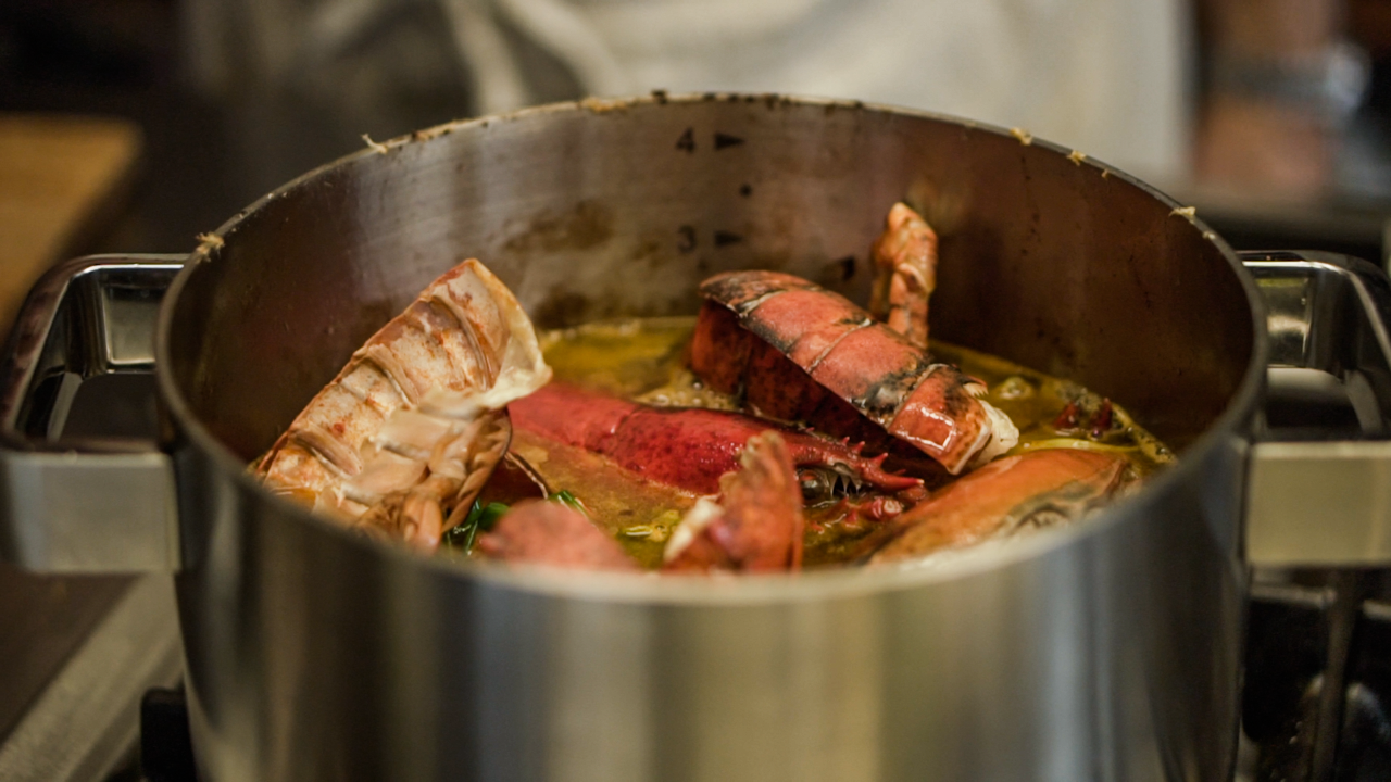 Schritt 1: Hummerschalen-Brühe für Hummer Fregola Sarda zubereiten 