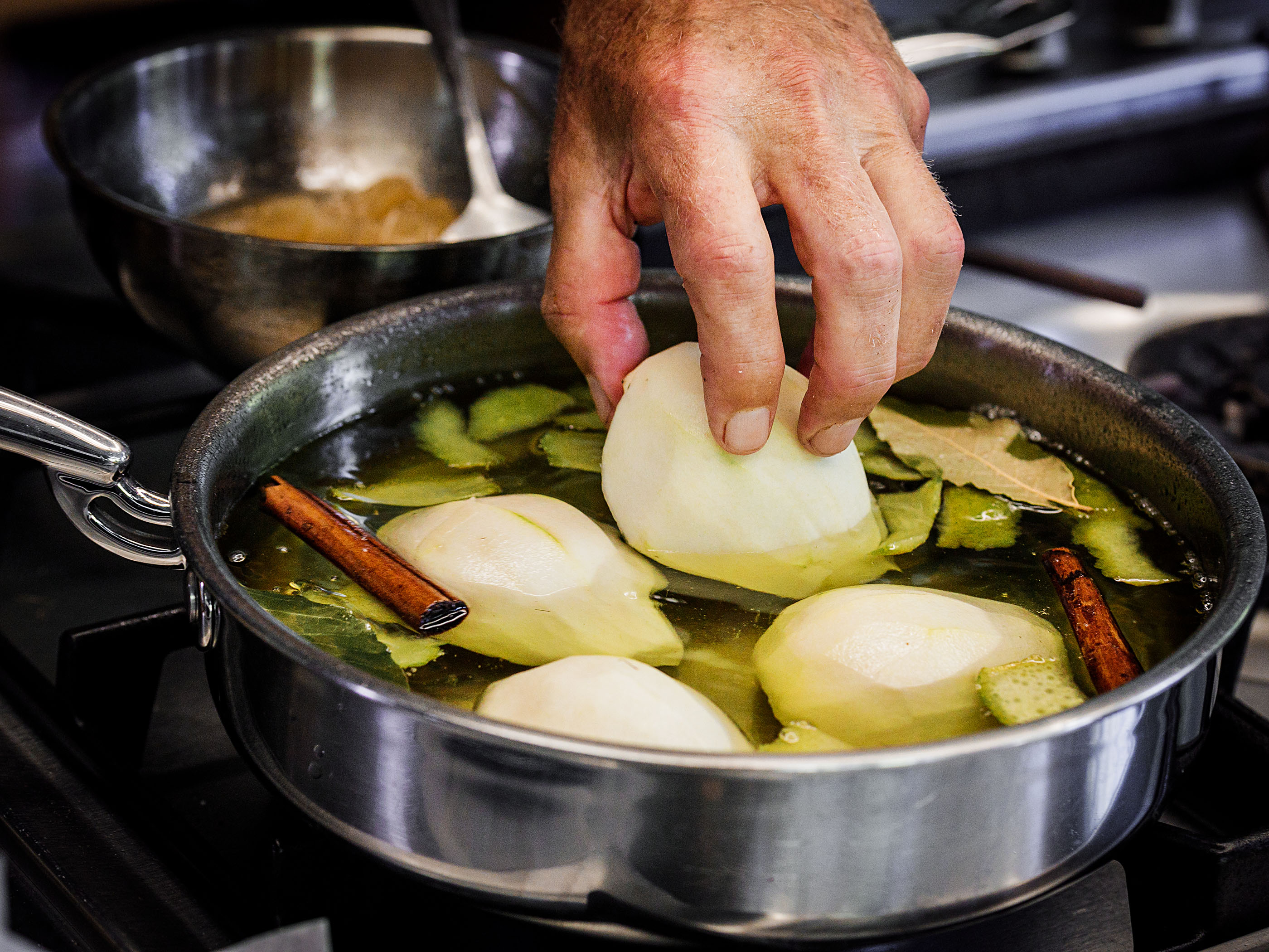 Schritt 1:  Birnen im Sirup zugedeckt zirka 20 Minuten weich pochieren