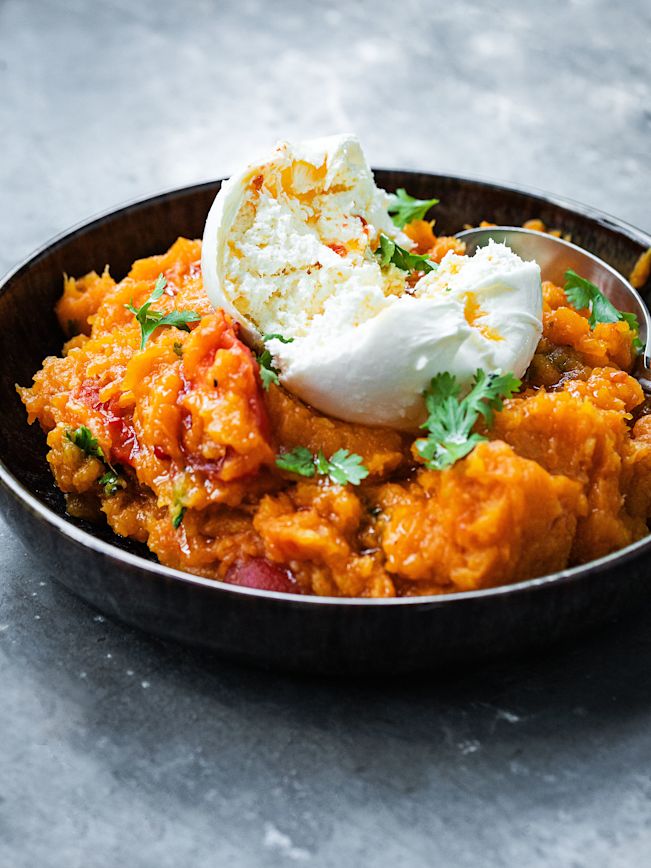 Kürbis mit Ingwer, ofengeschmorten Tomaten und Burrata Rezept Kürbis mit Ingwer, ofengeschmorten Tomaten und Burrata Rezept