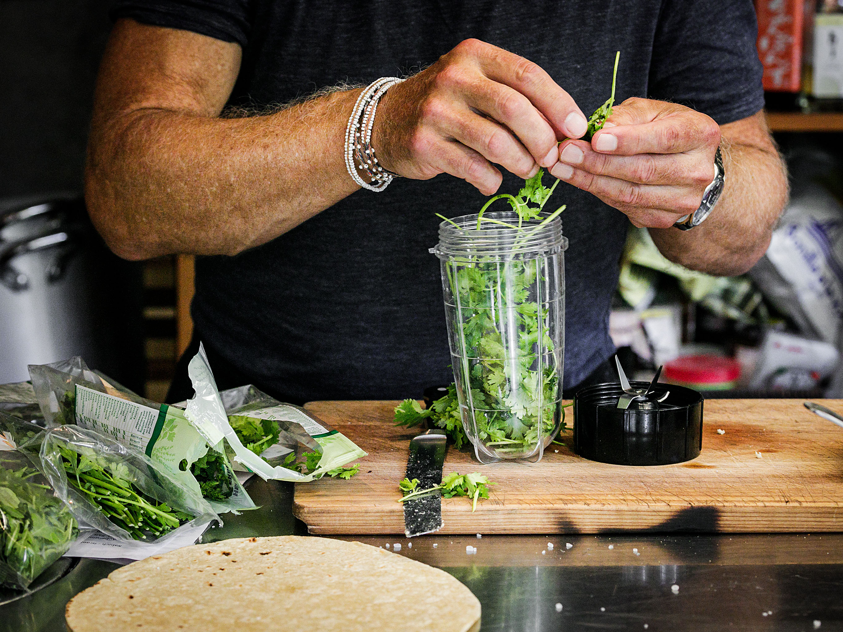 Schritt 4:  Zough-Kräutersauce für Sabich – israelisches Frühstücks-Sandwich zubereiten.