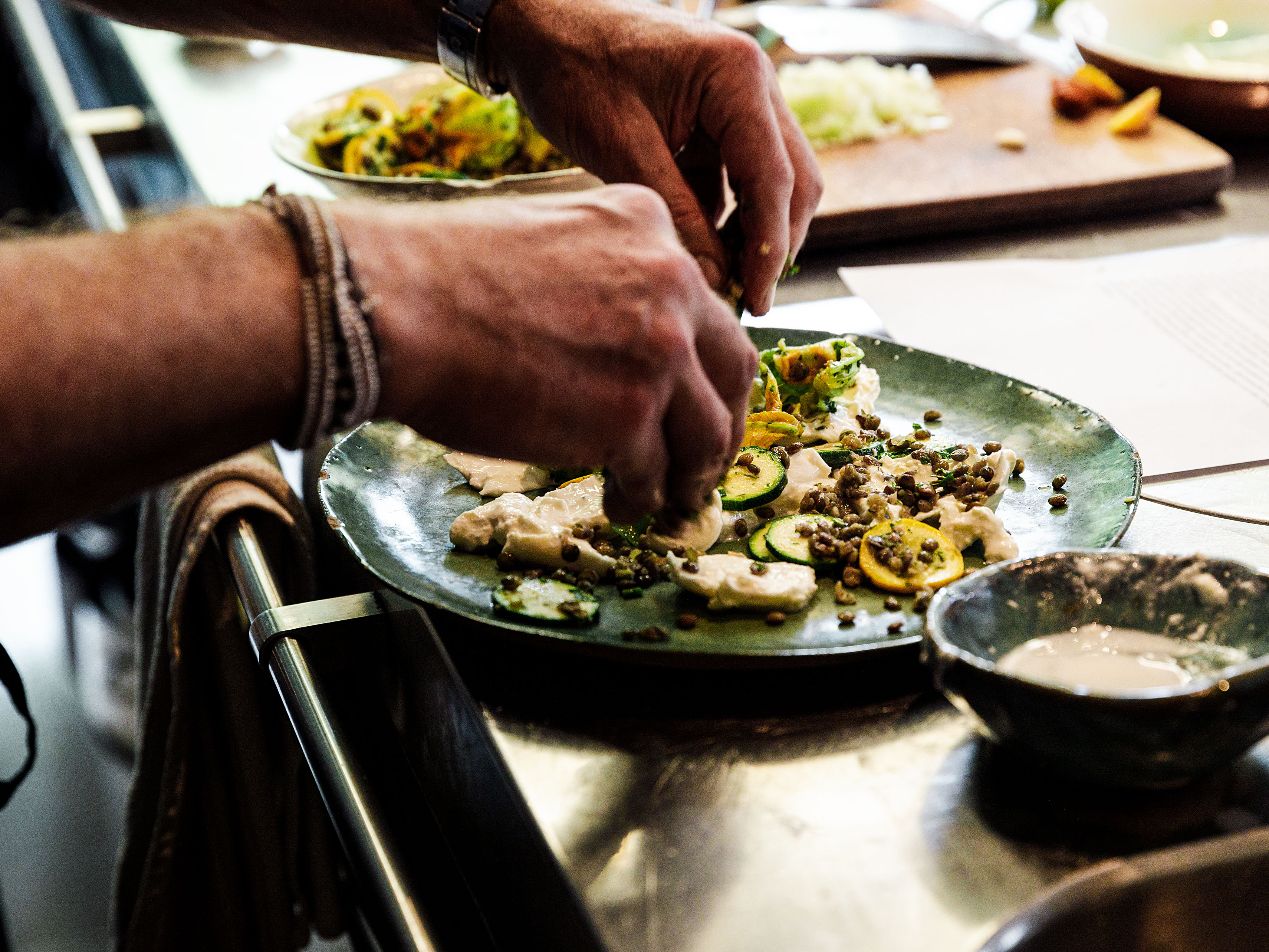 Schritt 4: Zubereitung des Linsensalat mit grillierten Pfirsichen, Zuchiniblüten und Stracciatella