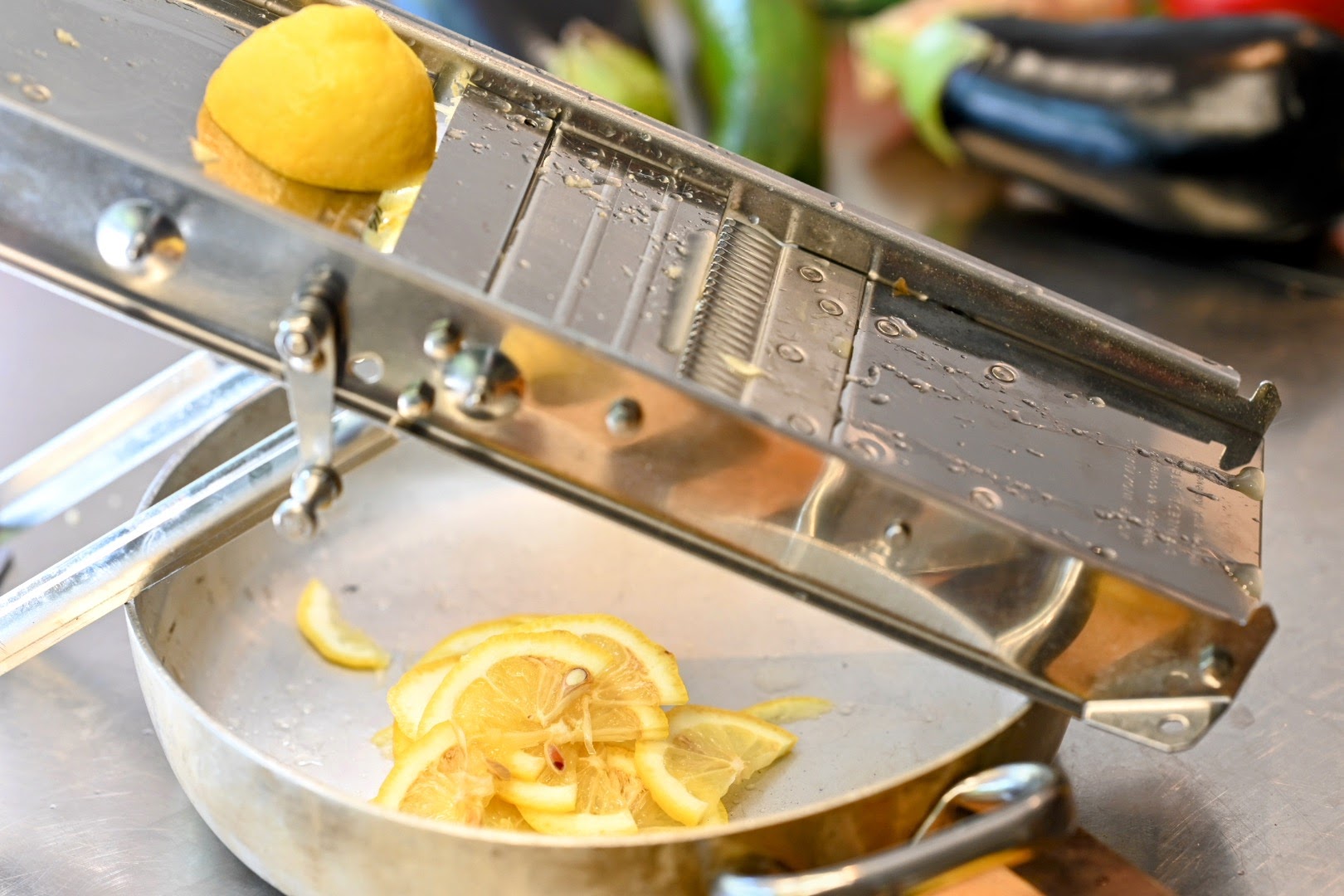 Schritt 1:  Zitronenscheiben kochen und Zucchini für  Pasta Salat mit Zucchini und Zitrone vorbereiten 