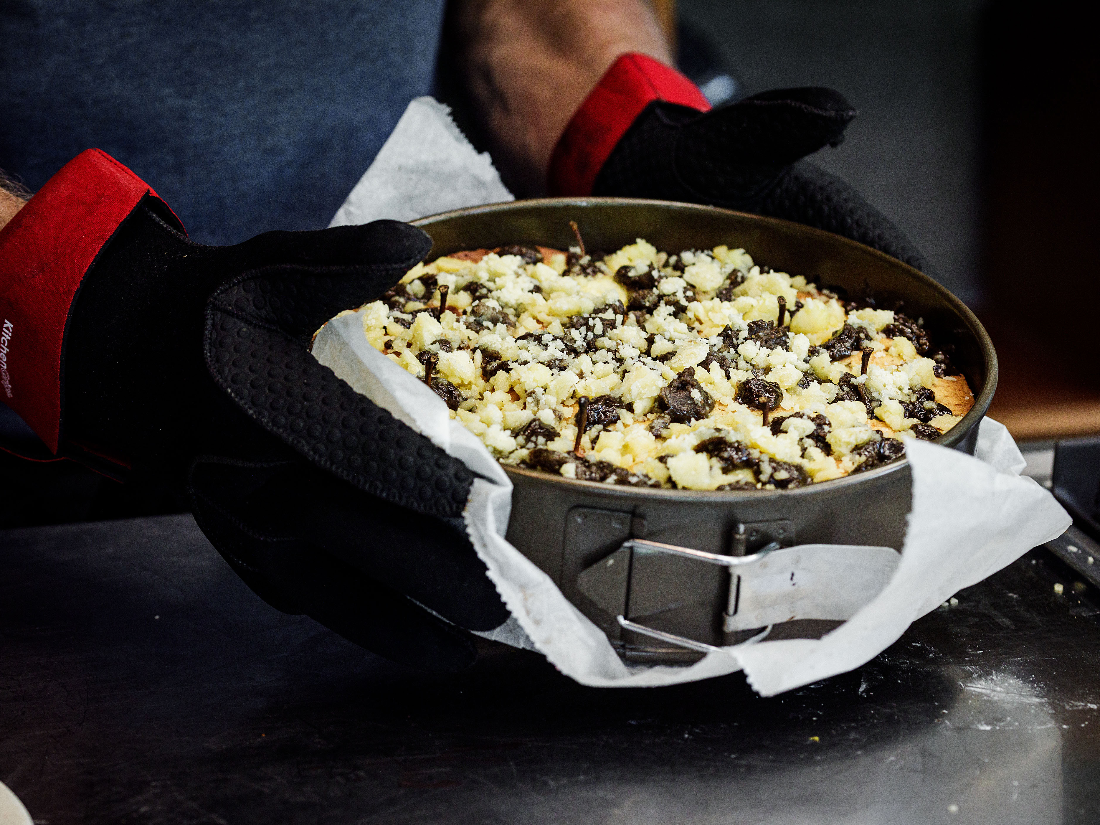 Schritt 3:  Die Streuselmasse über den Kuchen bröckeln und weitere 45 Minuten backen