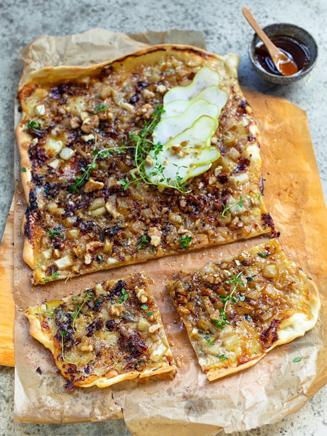 Birne-Gorgonzola-Flammkuchen Rezept Birne-Gorgonzola-Flammkuchen Rezept