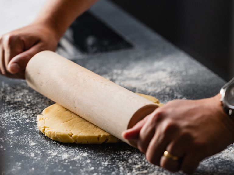 Schritt 3: Teig ausrollen und belegen Schritt 3: Teig ausrollen und belegen