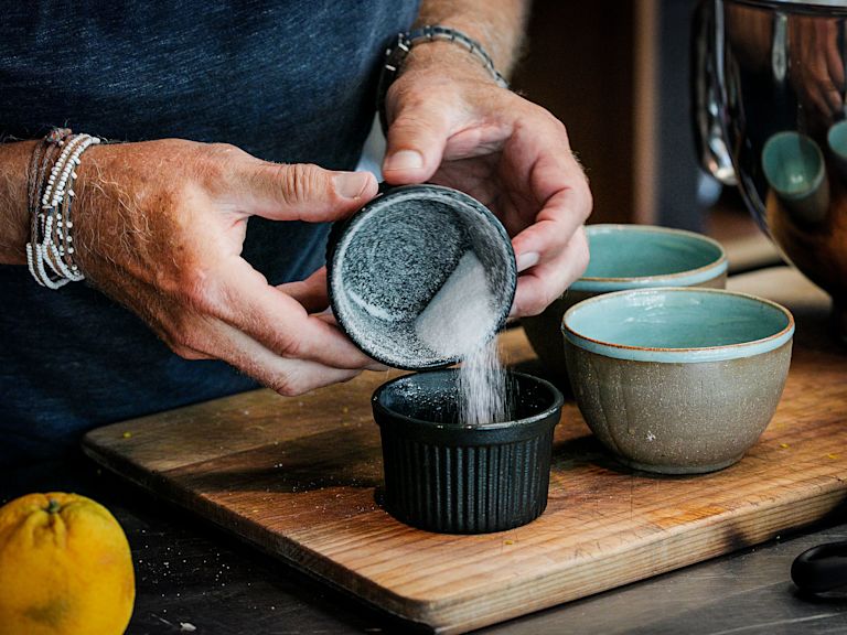 Schritt 3: Zucker in die Soufflé-Förmchen geben und ihn darin drehen Schritt 3: Zucker in die Soufflé-Förmchen geben und ihn darin drehen