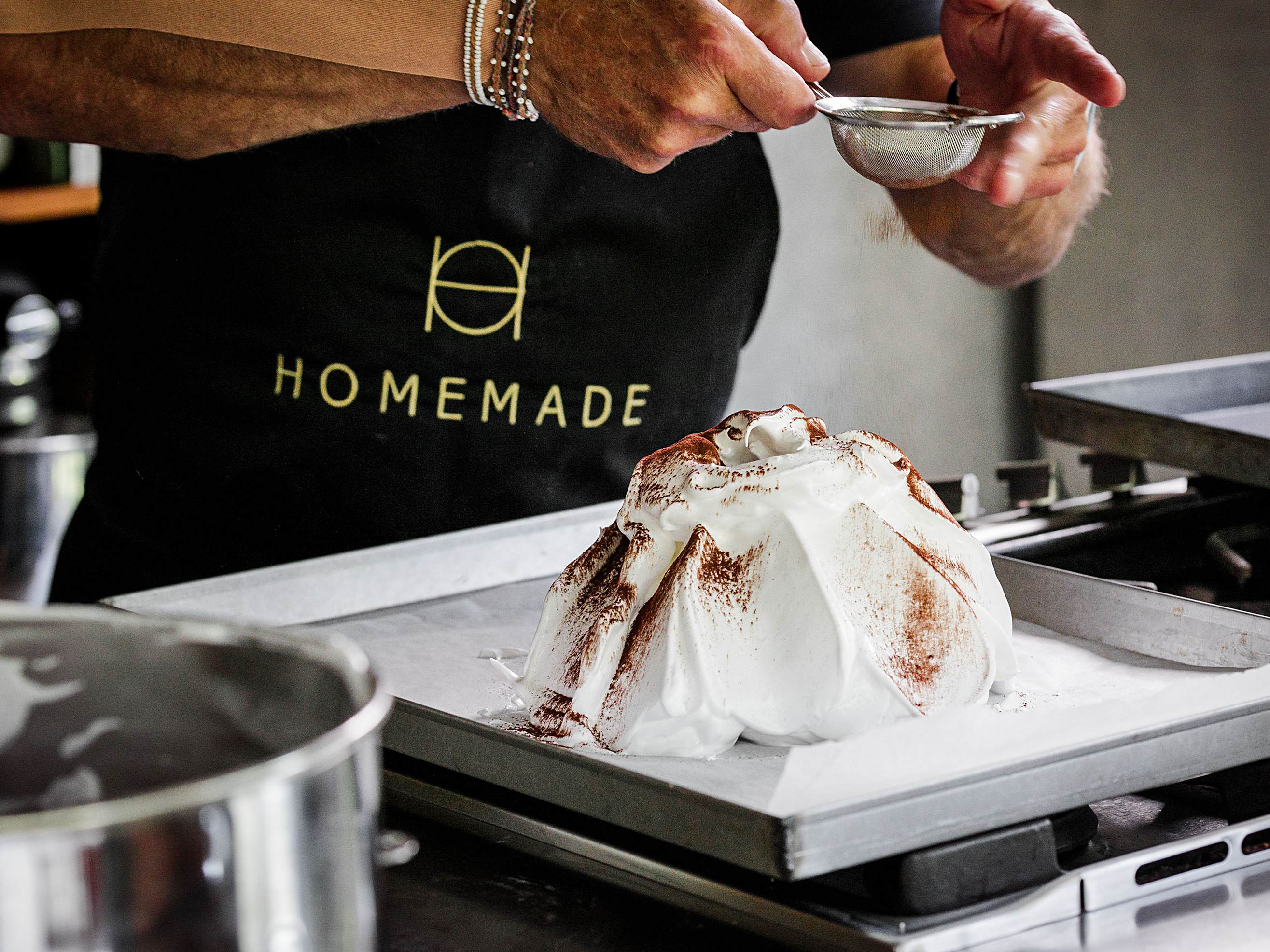 Schritt 3: Mit der Hälfte des Kakaopulvers bestreuen