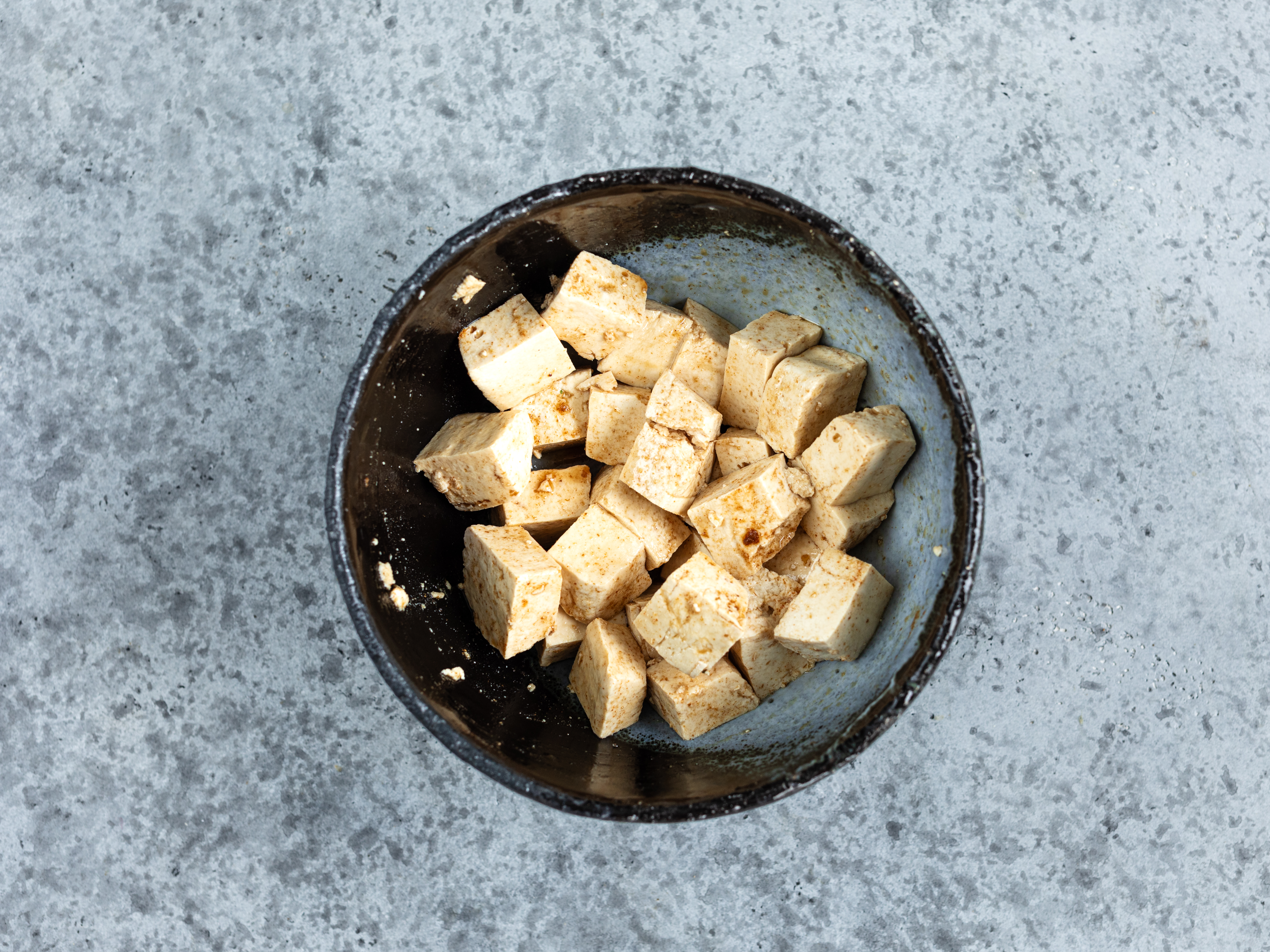 Schritt 1:  Tofu für Matcha-Sesam-Salat mit Zuckerschoten und Tofu vorbereiten 