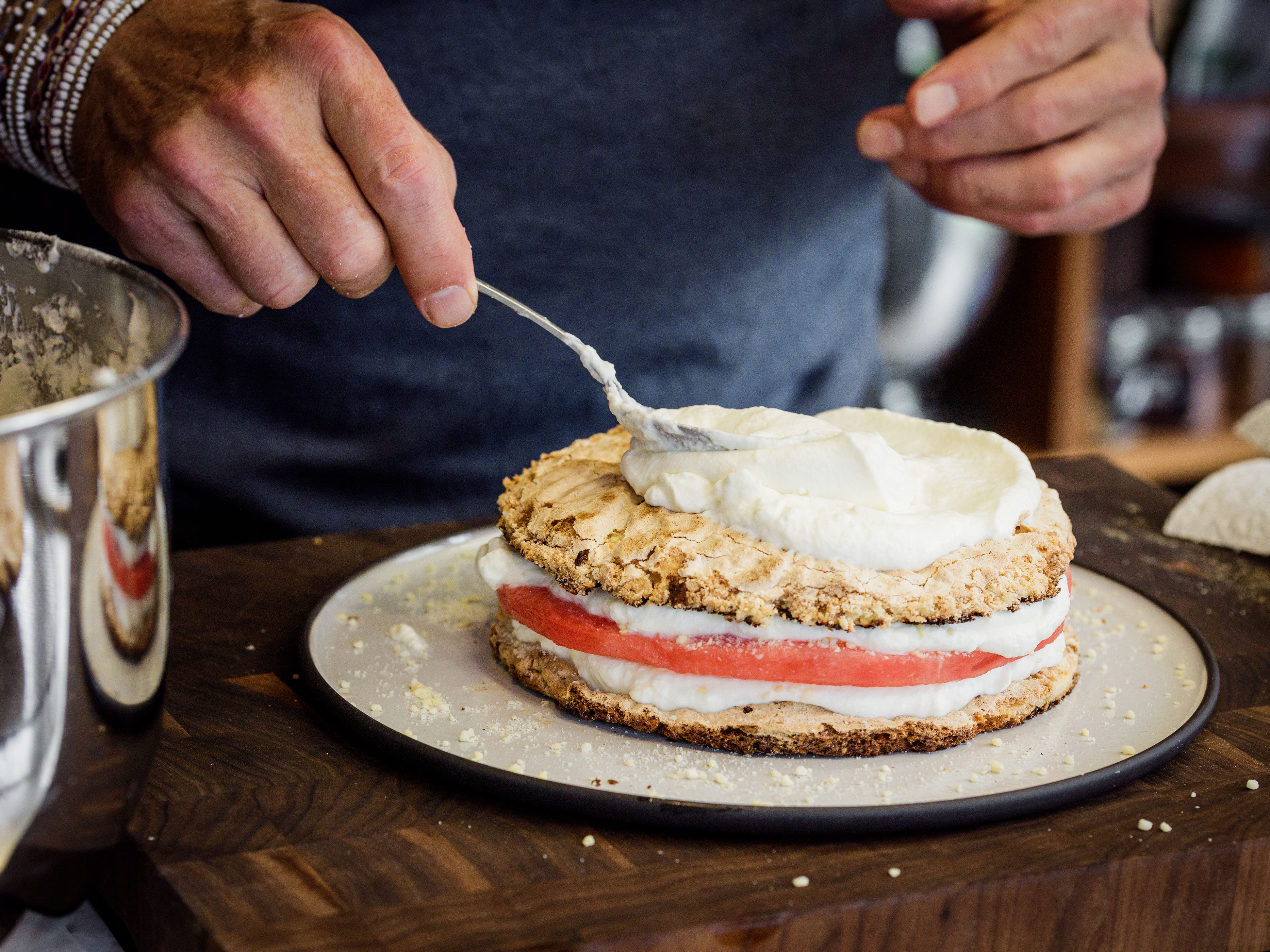 Schritt 4: Mit dem restlichen Mandelmehl bestreuen und mit der Hälfte des restlichen Schlagrahms bestreichen.