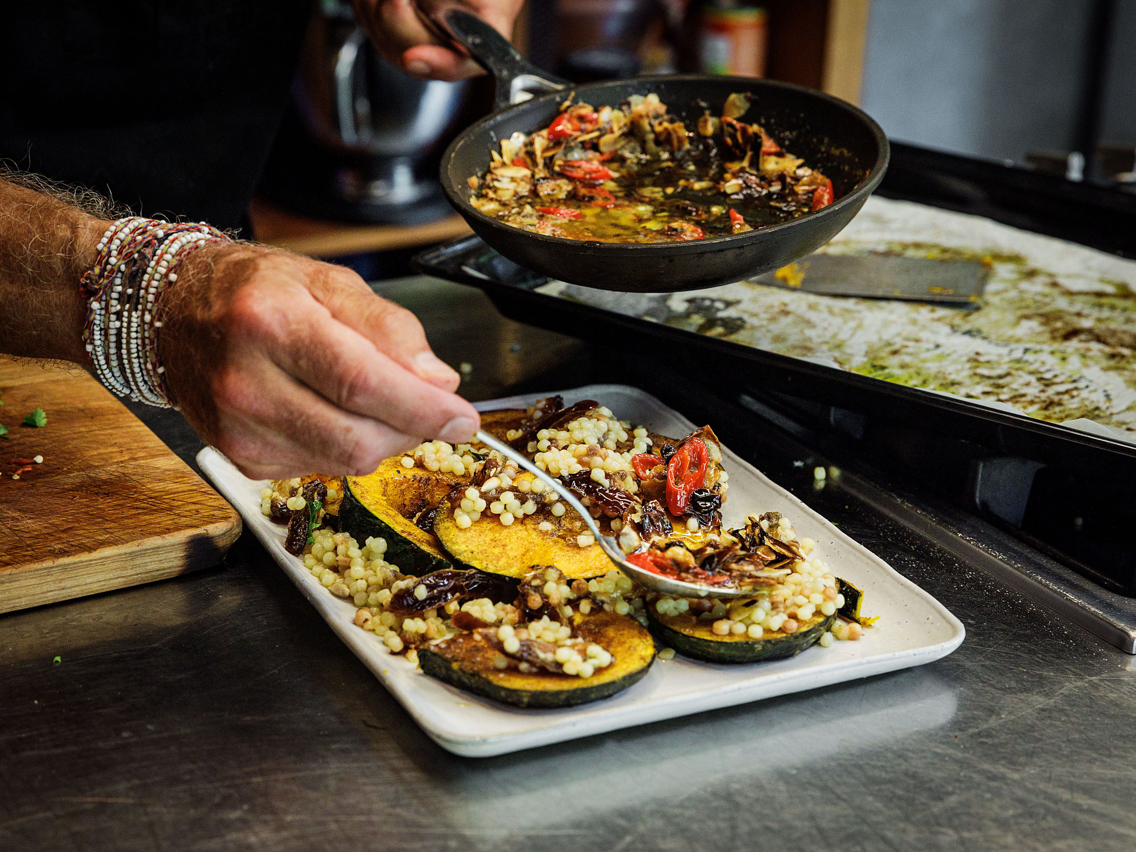Schritt 3: Zitronen  für Gerösteten Kürbis mit Fregola sarda, Datteln und Mandeln rösten