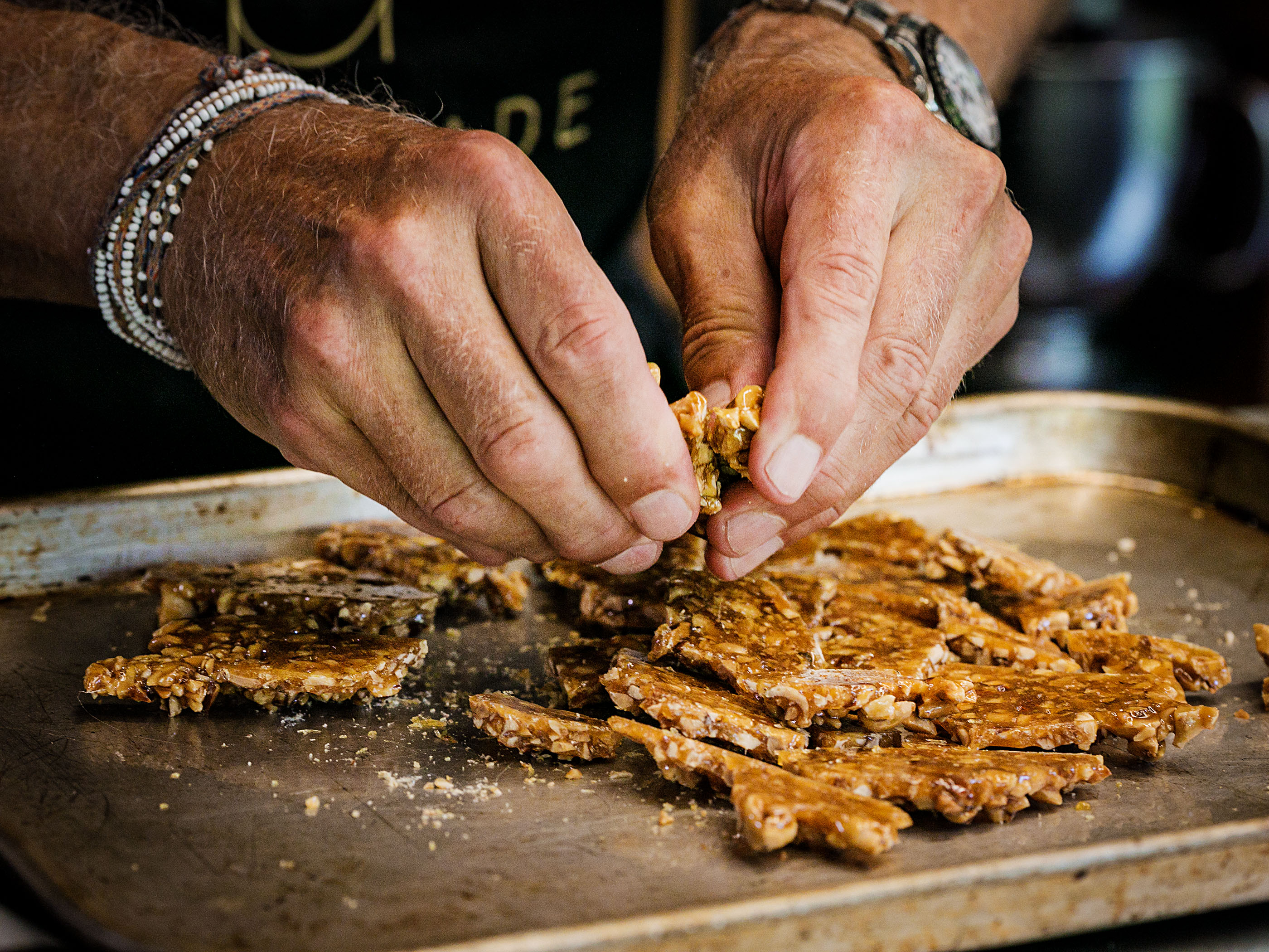 Schritt 2: Das Praliné in Stücke brechen und bis zur Verwendung in einem luftdichten Behälter aufbewahren.
