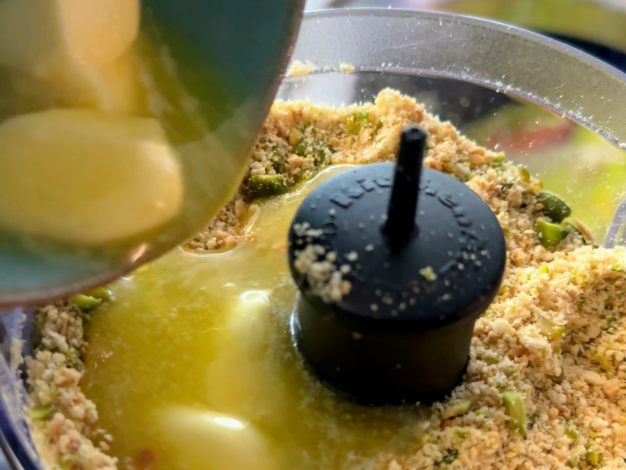 Schritt 1: Die zerlassene Butter so lange zugeben, bis ein Teig entsteht