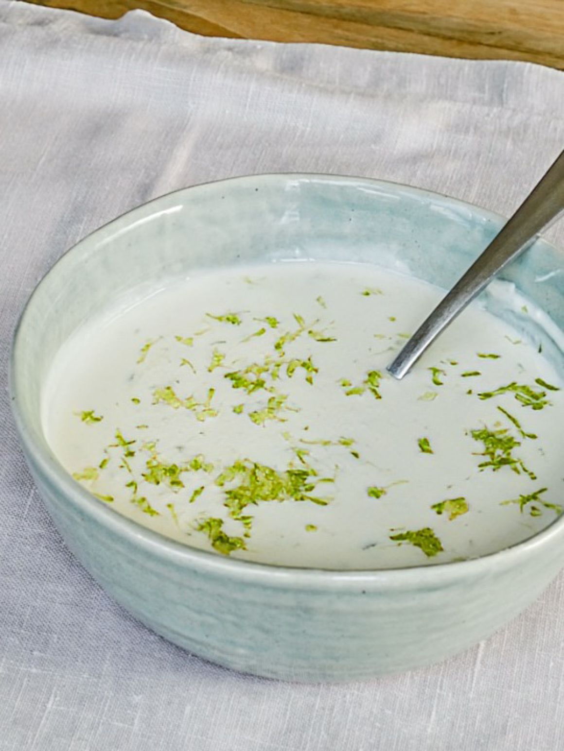 Joghurt Ingwer Creme mit Rosenblüten