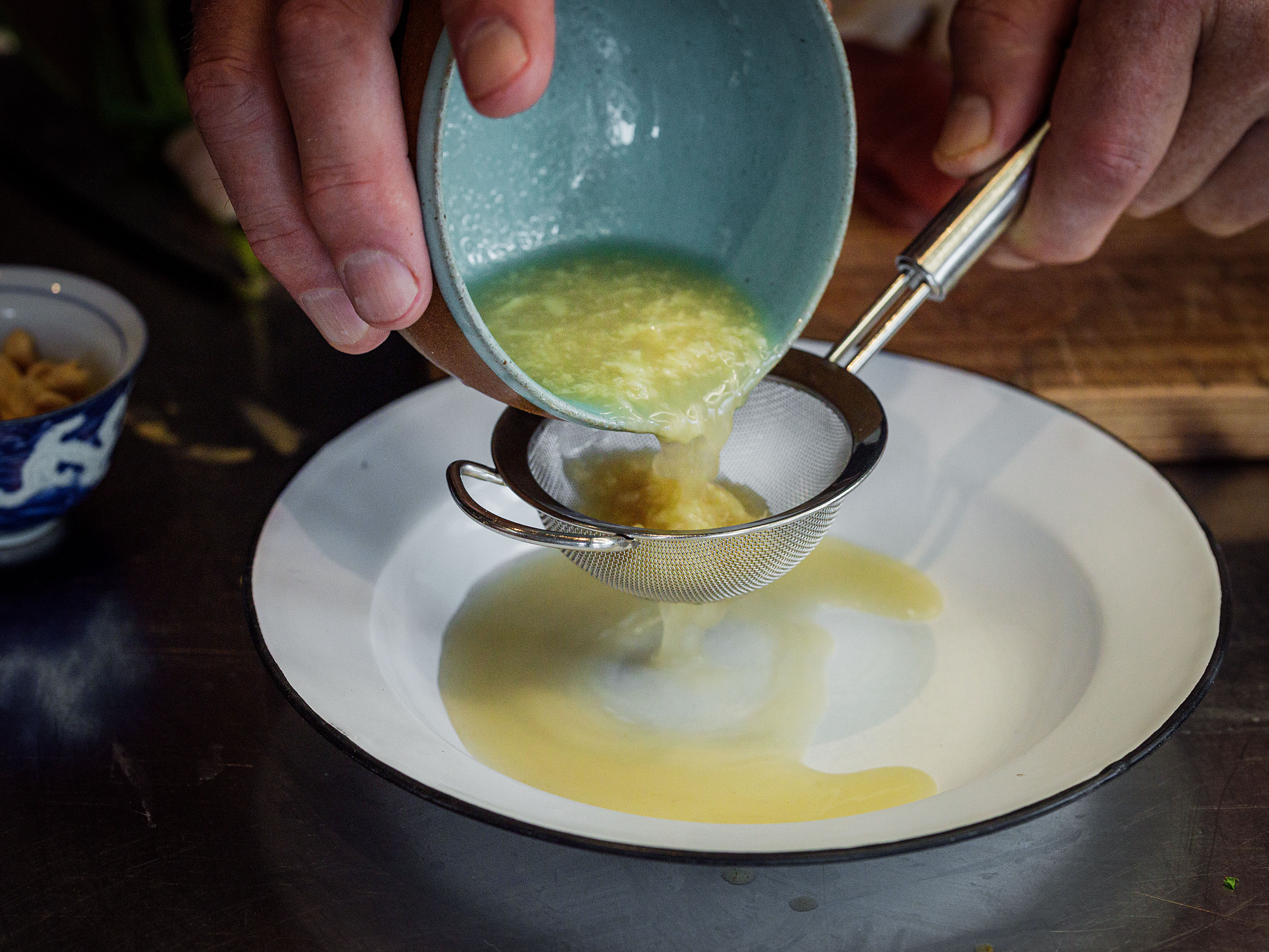 Schritt 1: Marinade für Sashimi-Fischsalat zubereiten und Fisch marinieren 