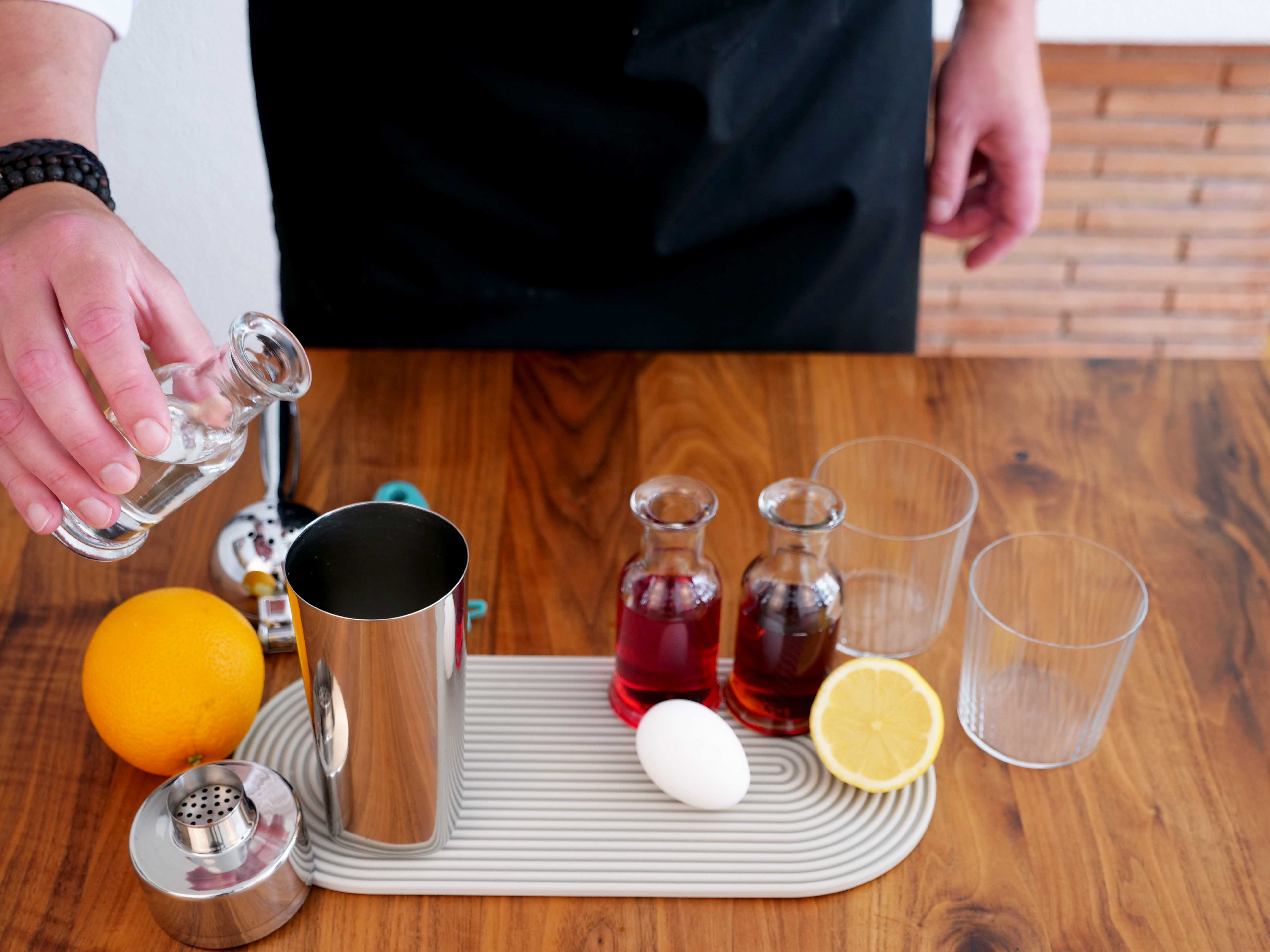 1. Spirituosen in Shaker geben