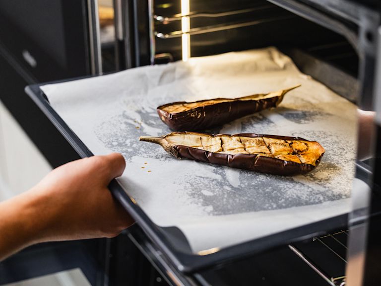 Schritt 5: Auberginen backen Schritt 5: Auberginen backen