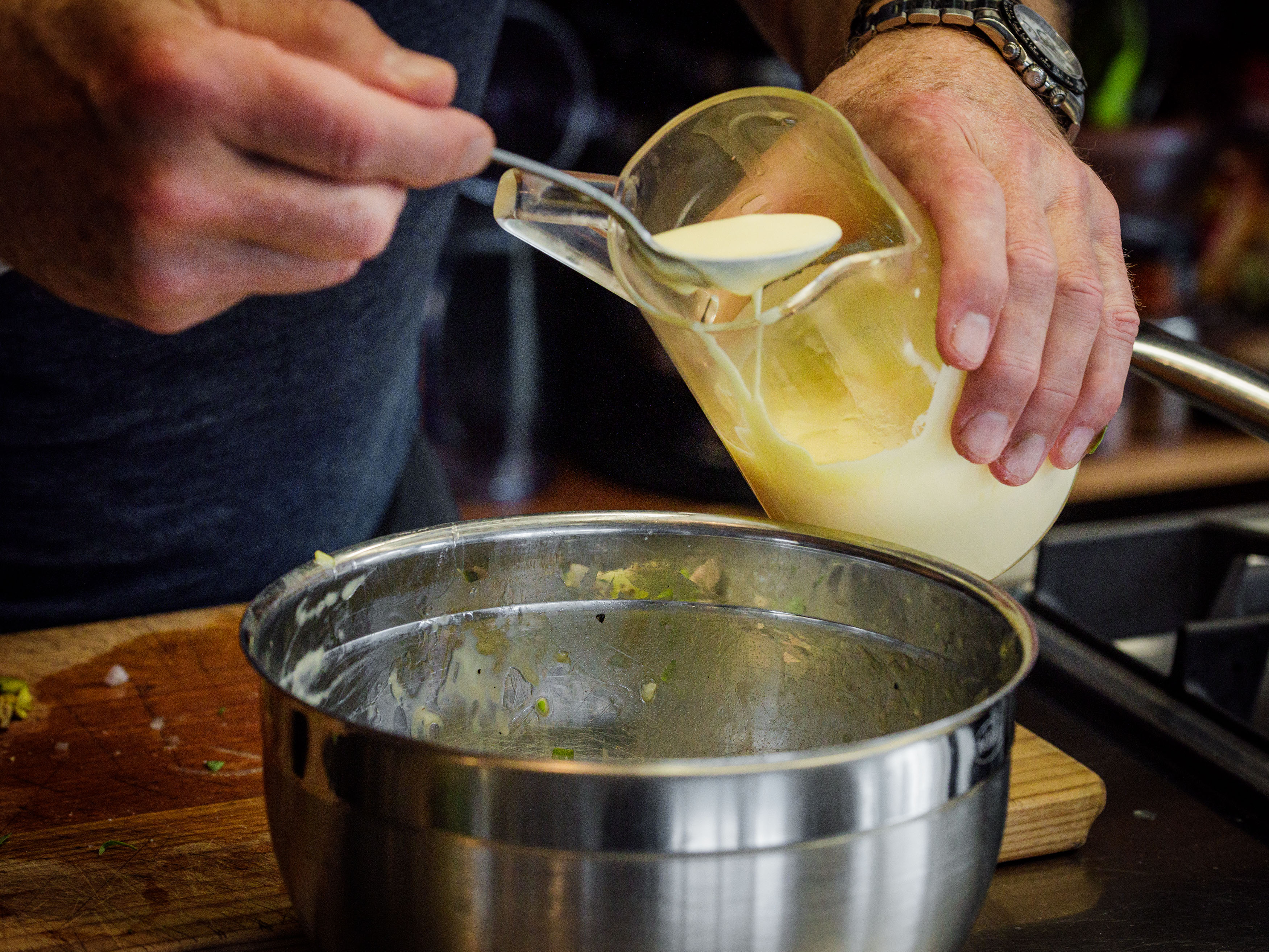 Schritt 3: In einer Schüssel Zitronensaft, Mayonnaise und Crème fraîche verrühren und mit Senf, Salz und schwarzem Pfeffer abschmecken
