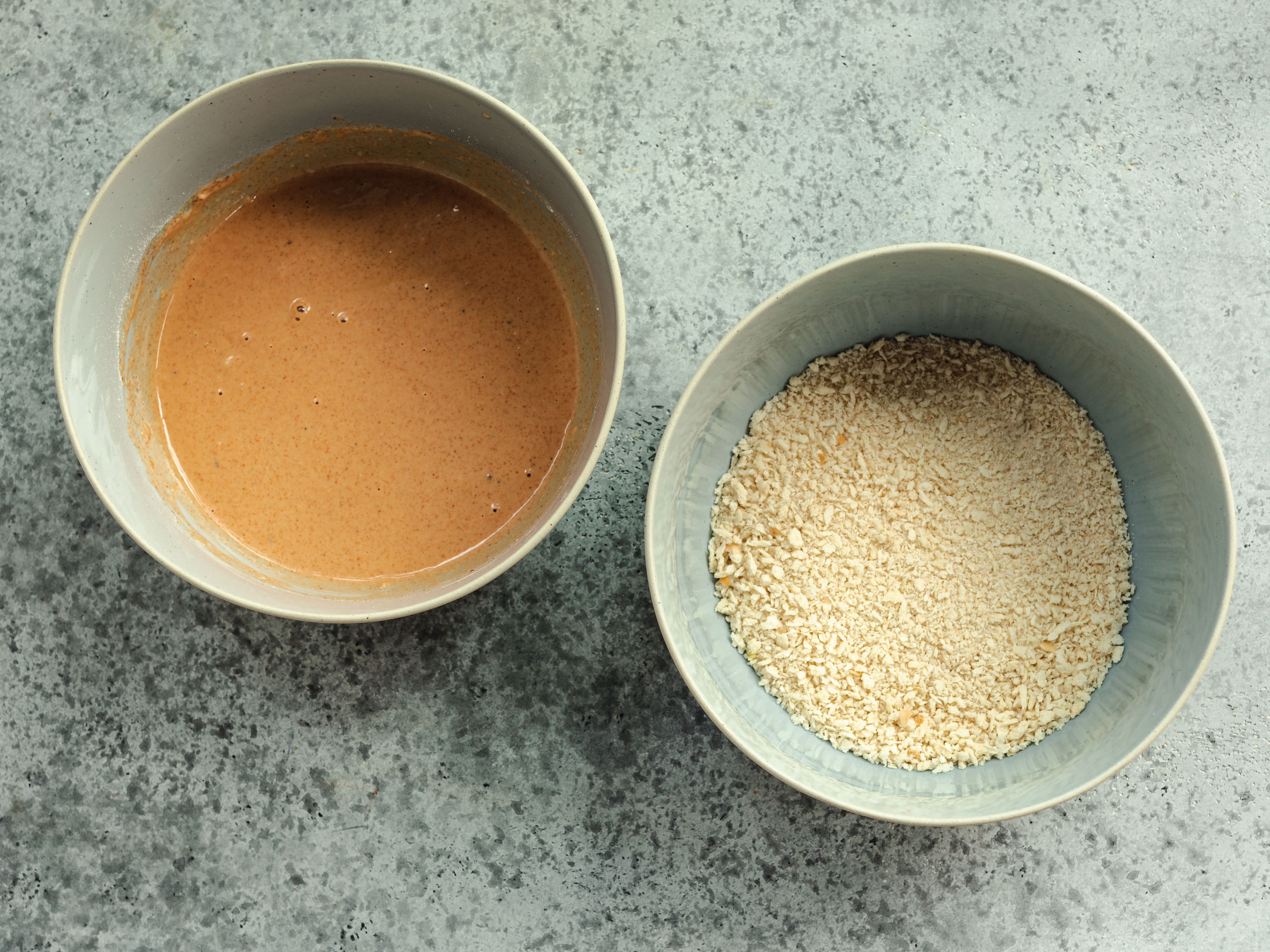 Schritt 1:  In eine zweite Schüssel das Panko-Paniermehl geben