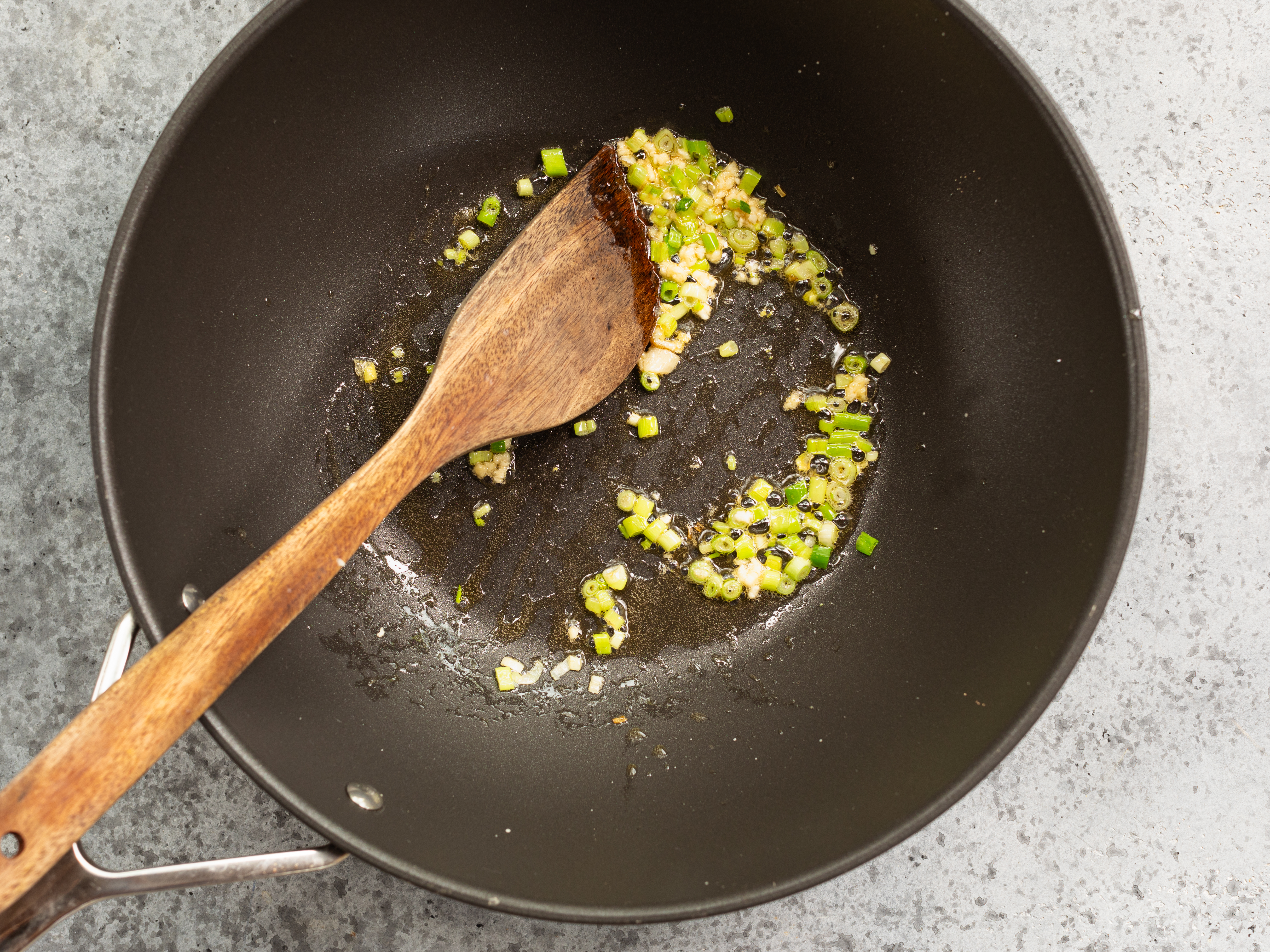 Schritt 2: Füllung für Salat Wraps mit Kohlrabi und Tempeh zubereiten 
