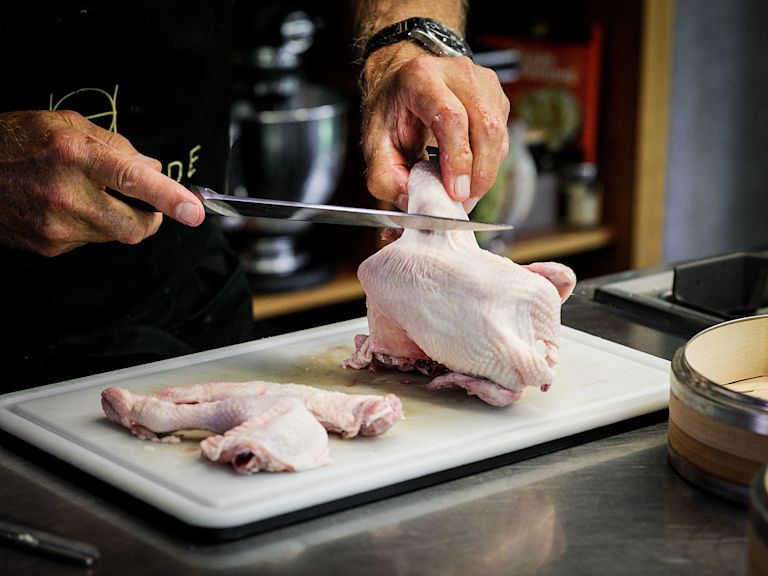 Schritt 2: Huhn für Wassermelonen-Salat mit glasiertem Huhn vorbereiten.    Schritt 2: Huhn für Wassermelonen-Salat mit glasiertem Huhn vorbereiten.