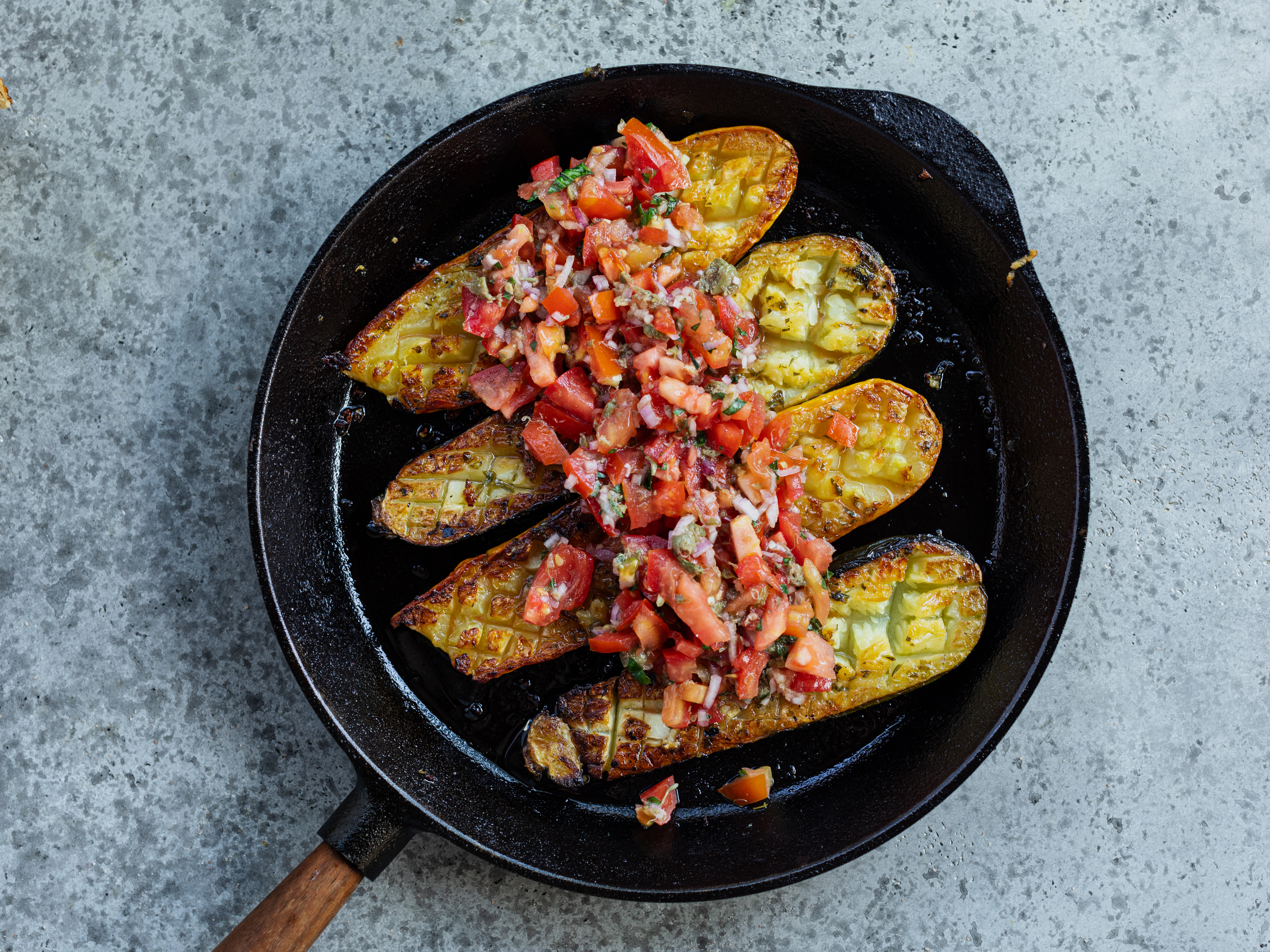 Schritt 4: Das Topping auf die Zucchetti geben, evtl. etwas Parmesan und frisches Basilikum darauf verteilen und mit frischem Baguette servieren