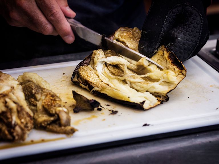 Schritt 2: Auberginen für Salat aus geräucherten Auberginen, Tomaten und Granatapfel schälen. Schritt 2: Auberginen für Salat aus geräucherten Auberginen, Tomaten und Granatapfel schälen.