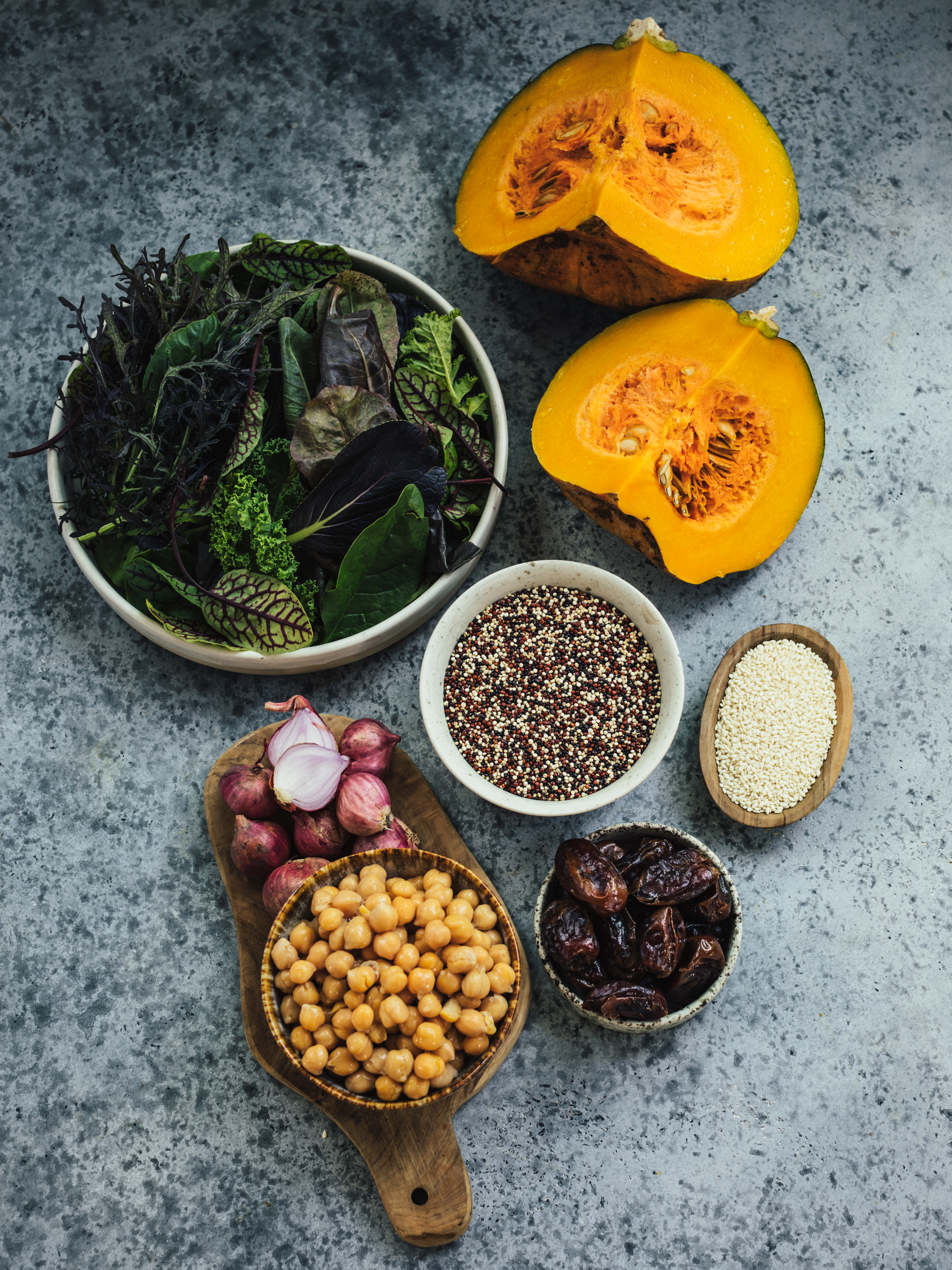 Salat mit geröstetem Kürbis, Kichererbsen, Quinoa & Datteln Rezept