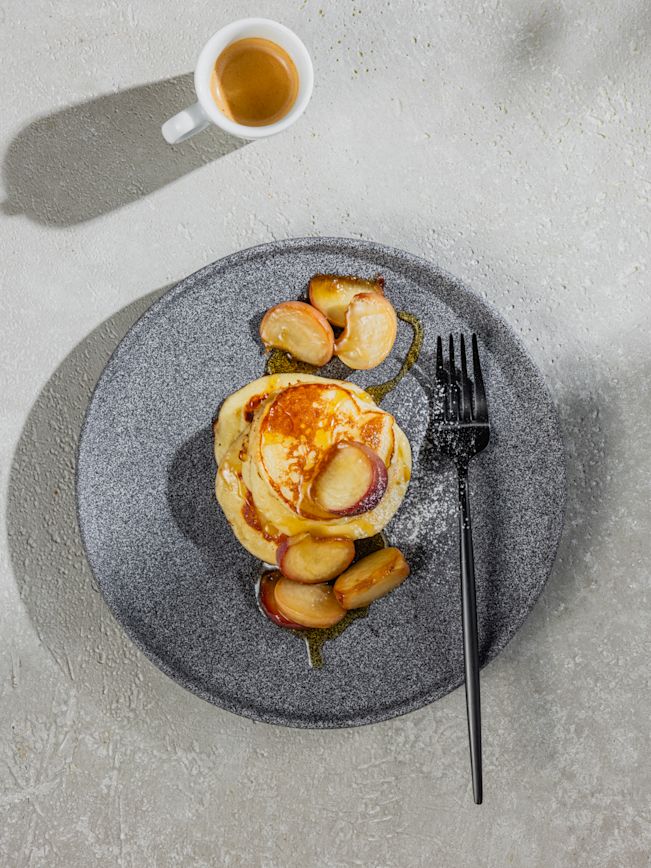 Ricotta-Pancakes mit karamellisierten Pfirsichen Rezept Ricotta-Pancakes mit karamellisierten Pfirsichen Rezept