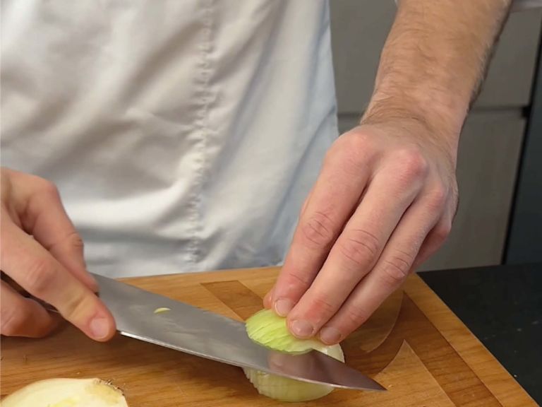 Step 2: Zwiebel quer schneiden Step 2: Zwiebel quer schneiden
