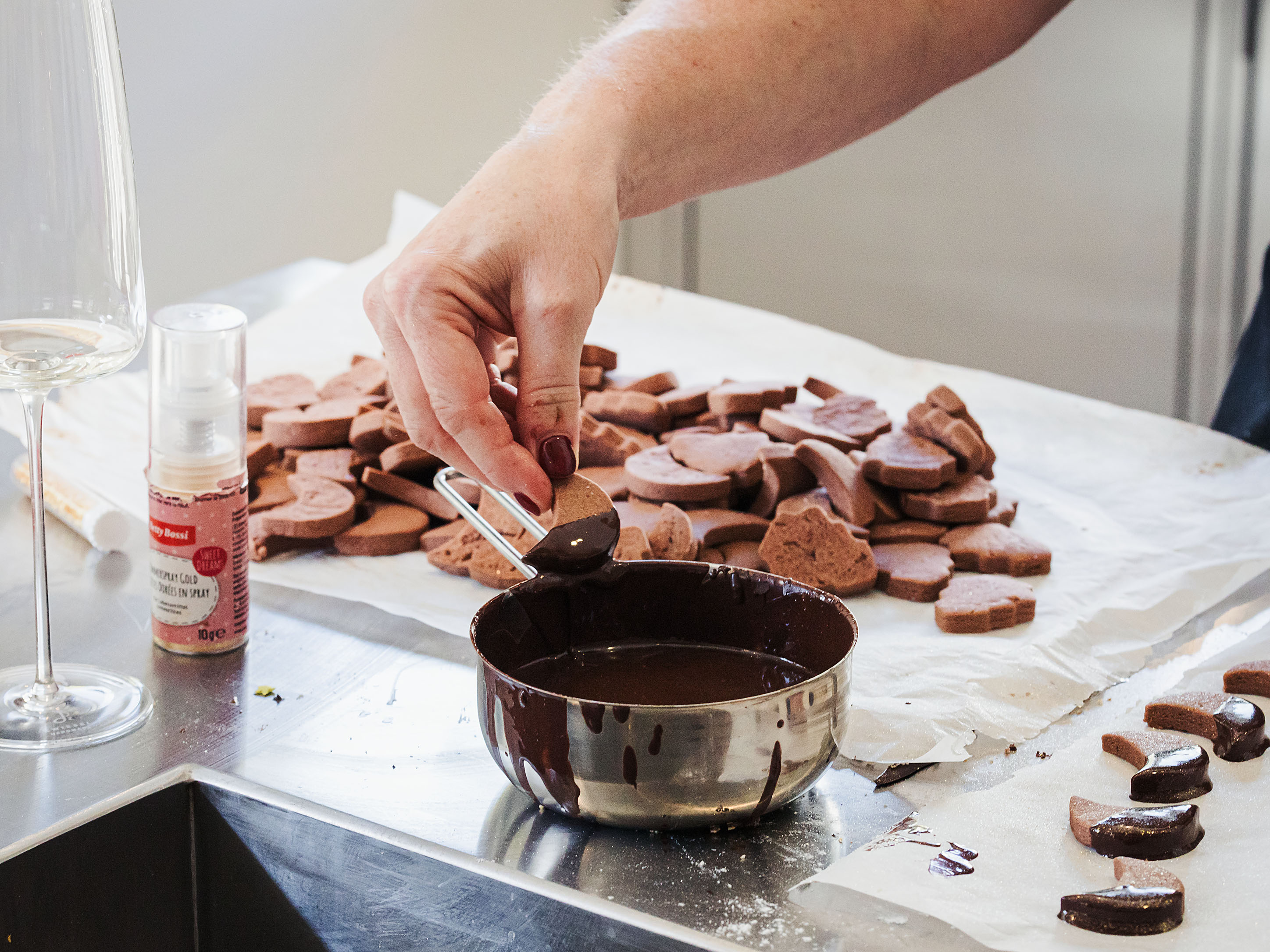 Schritt 3: Die Sablés glasieren und sofort, bevor die Schokolade fest wird, mit Zuckerperlen oder Zuckersternen dekorieren