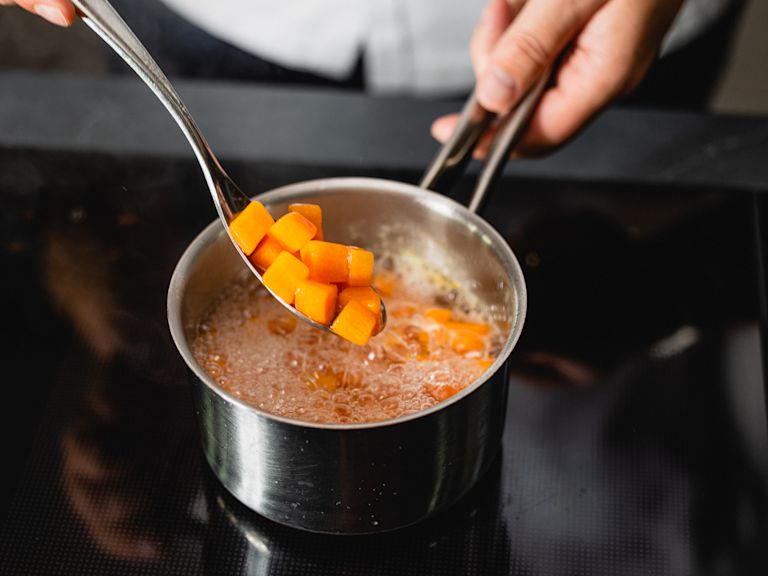 Schritt 1: Zutaten für Karotten-Kurkuma-Hummus mit gerösteten Kichererbsen vorbereiten   Schritt 1: Zutaten für Karotten-Kurkuma-Hummus mit gerösteten Kichererbsen vorbereiten