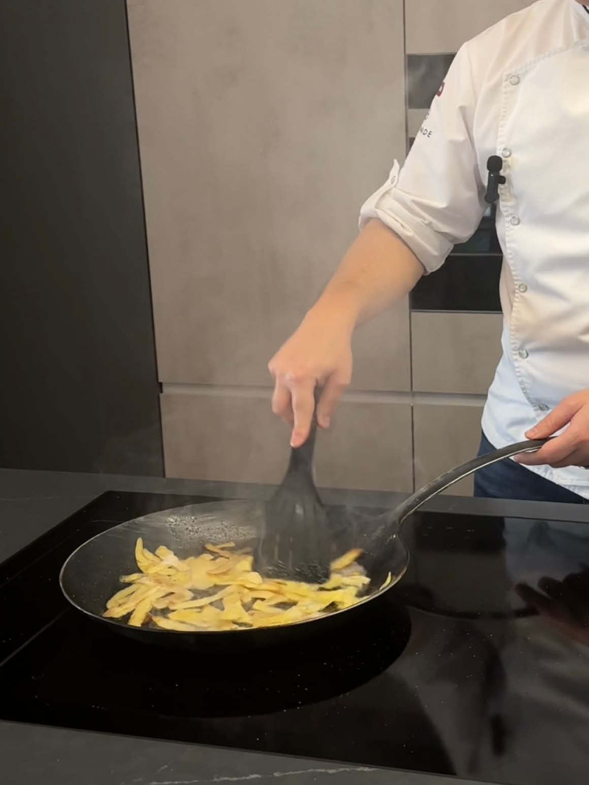 Eisenpfanne mit Kartoffelschalen einbrennen