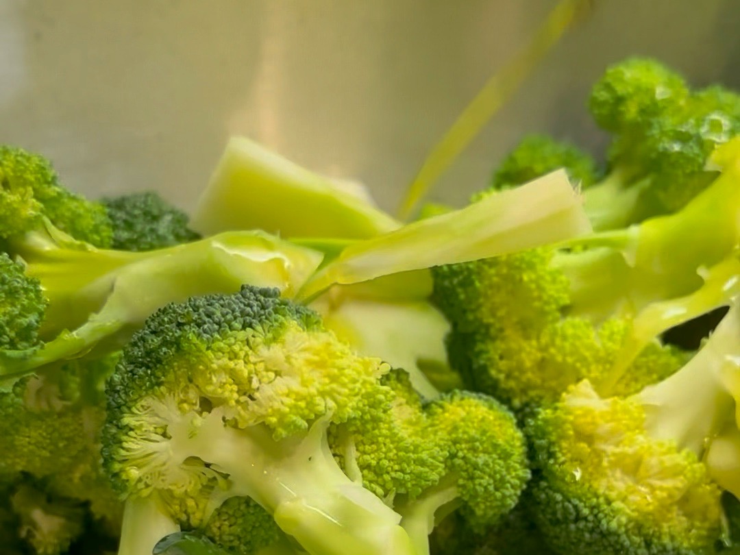 Schritt 1: Broccolistiele schälen, den Broccoli in kleine Röschen teilen und die Stiele in Scheiben schneiden