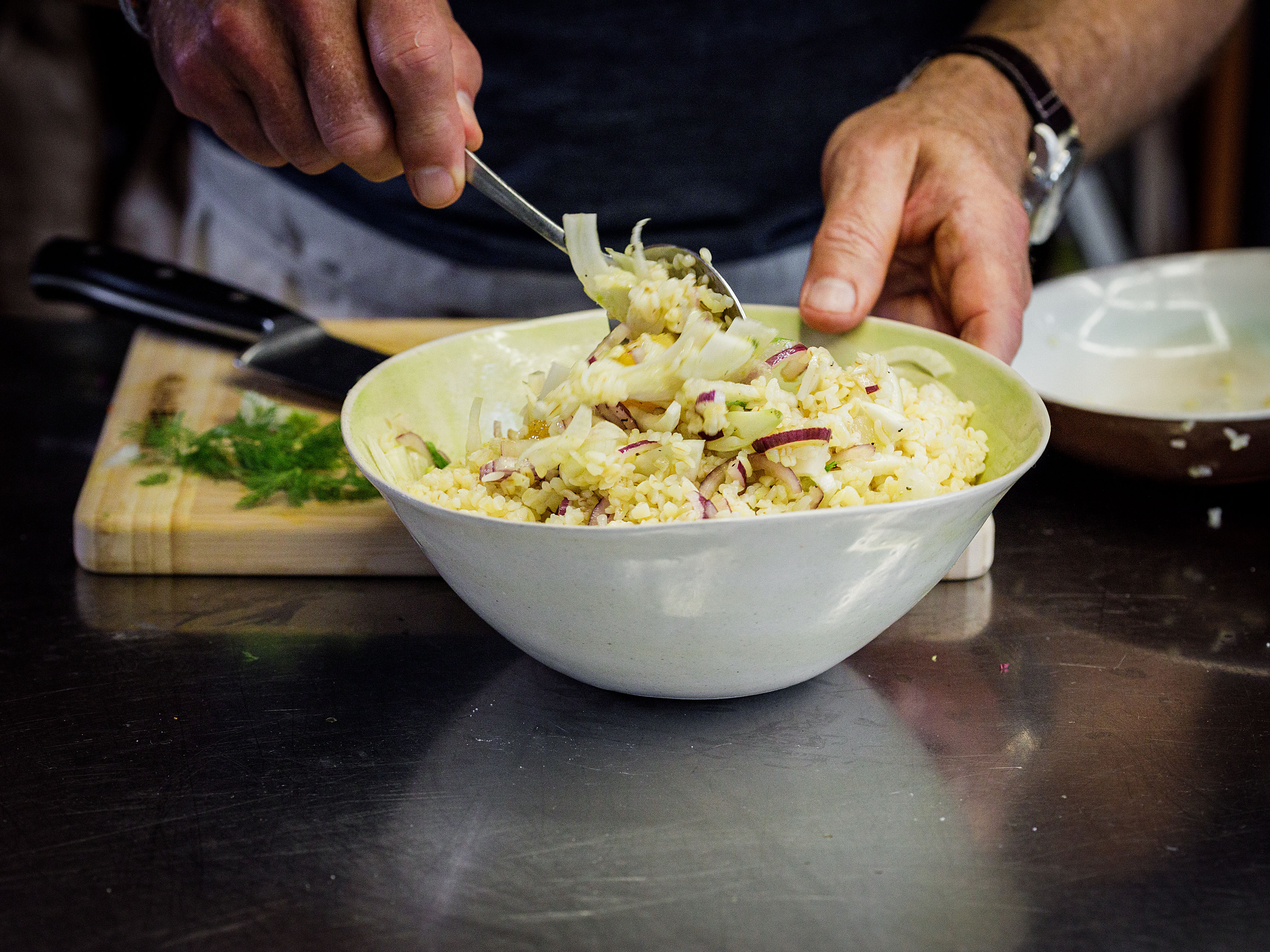 Schritt 5: Bulgur-Fenchelsalat  für Orangen-mariniertes Huhn mit Fenchel- und Blutorangen-Salat zubereiten und anrichten