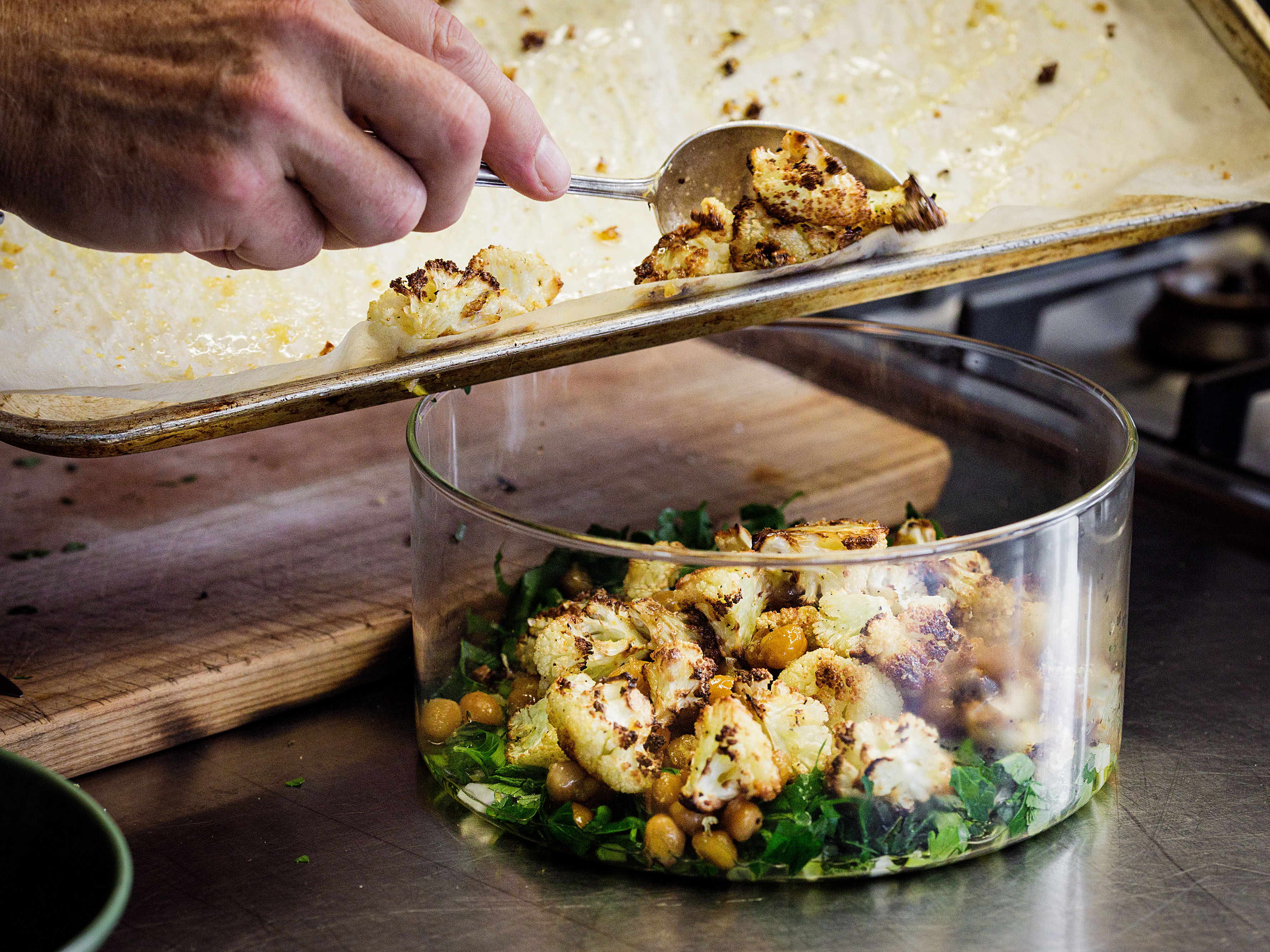 Schritt 3:  Quinoa-Kichererbsen-Salat mit geröstetem Blumenkohl fertigstellen und anrichten