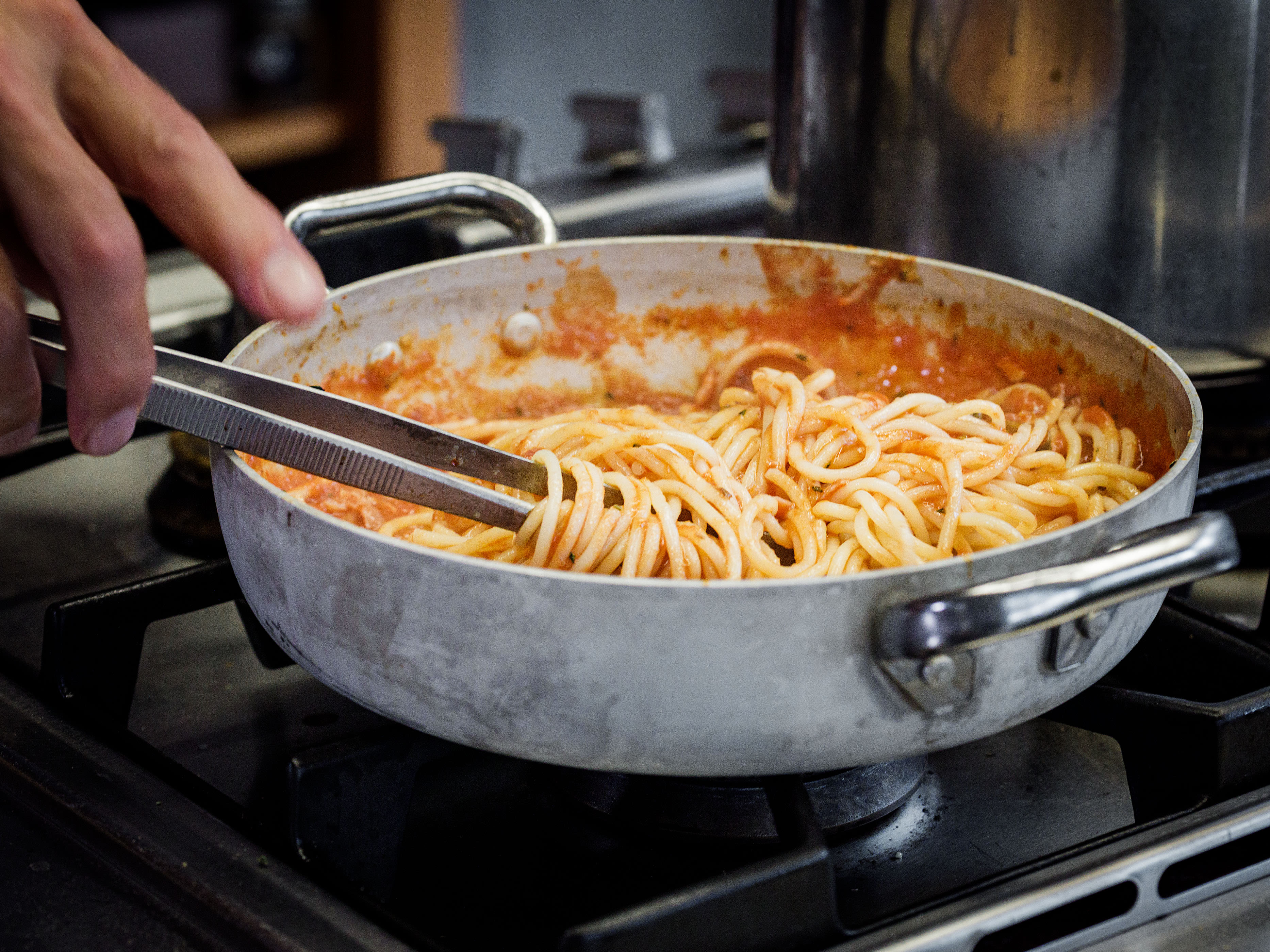 Schritt 2: Die Spaghetti dazugeben und durchschwenken