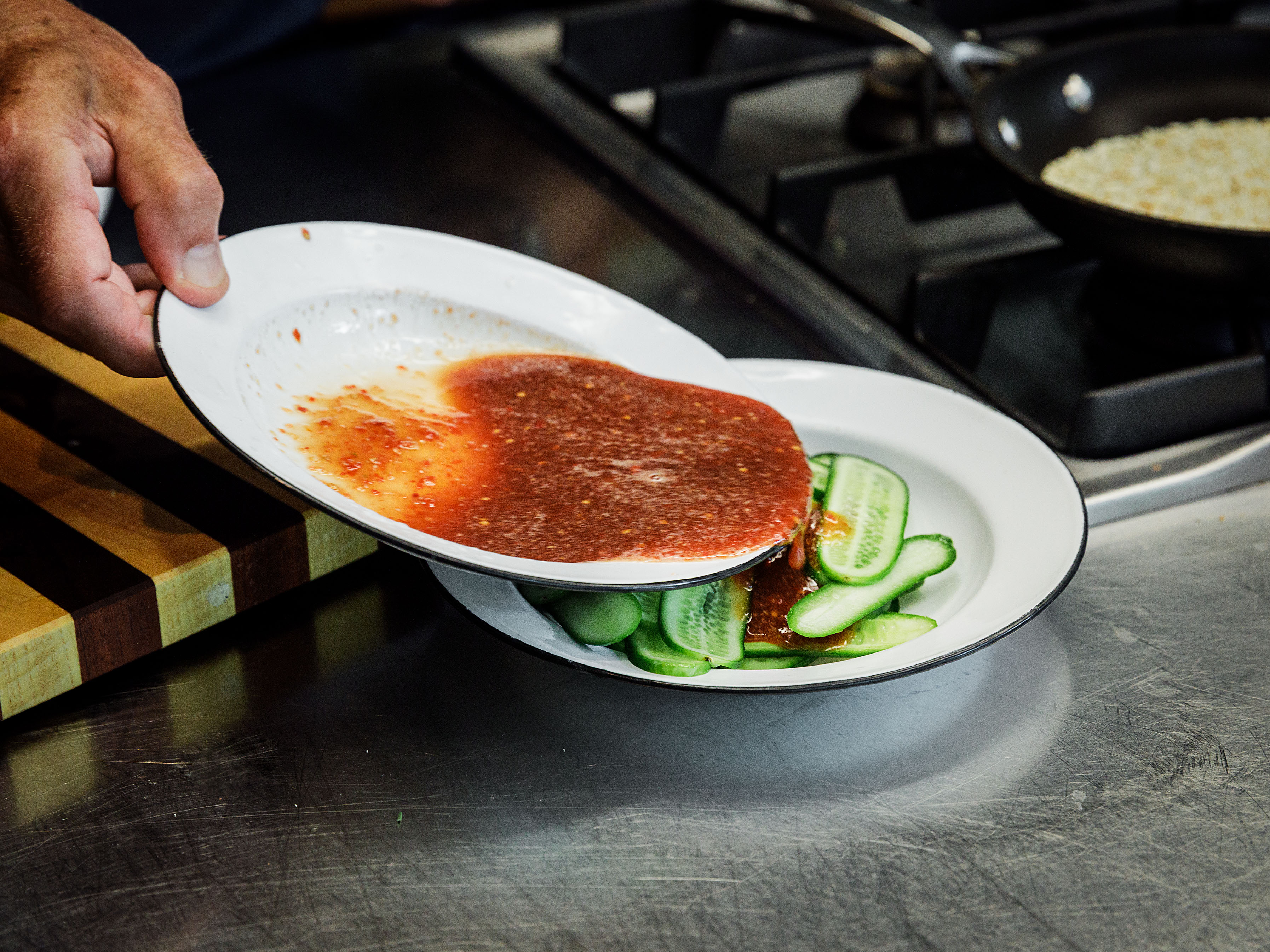 Schritt 2: Thai-Salsa grosszügig über die Gurkenscheiben träufeln