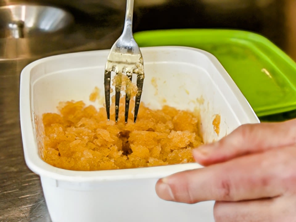 Schritt 2: Granita für Dattel-Orangensalat mit Minze und Orangenblüten-Granita zubereiten