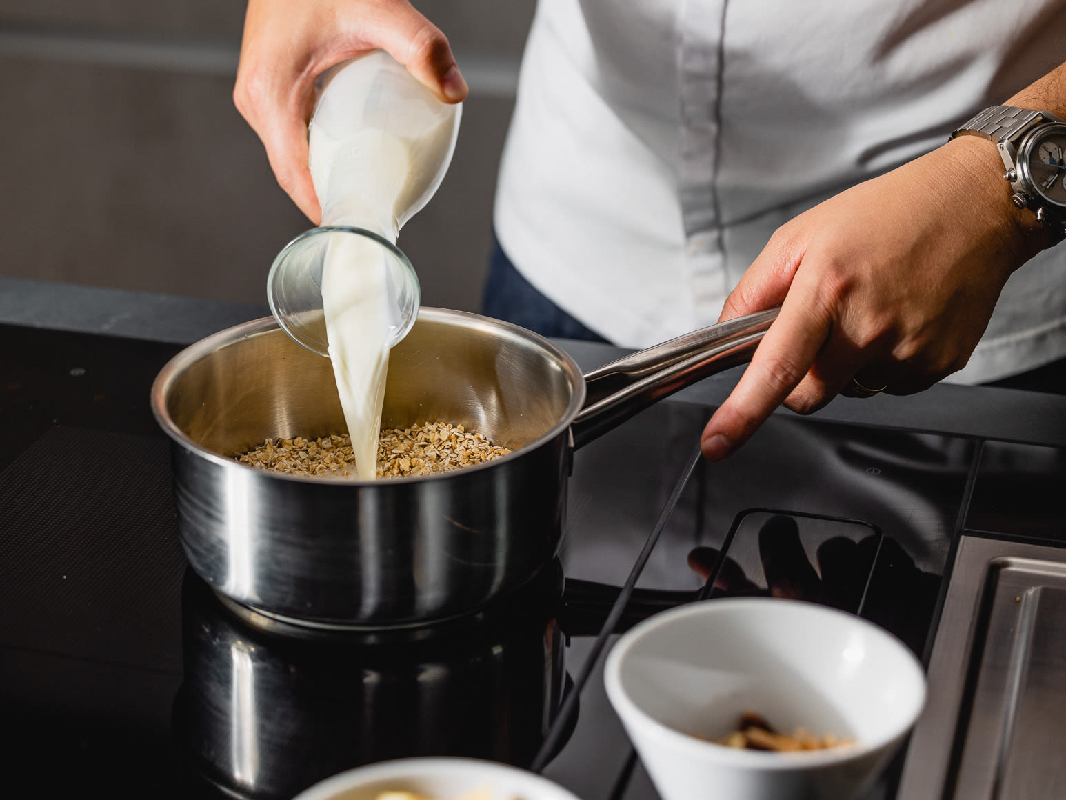 Schritt 1: Vorbereitung für Bananen-Nuss-Porridge mit Joghurt 