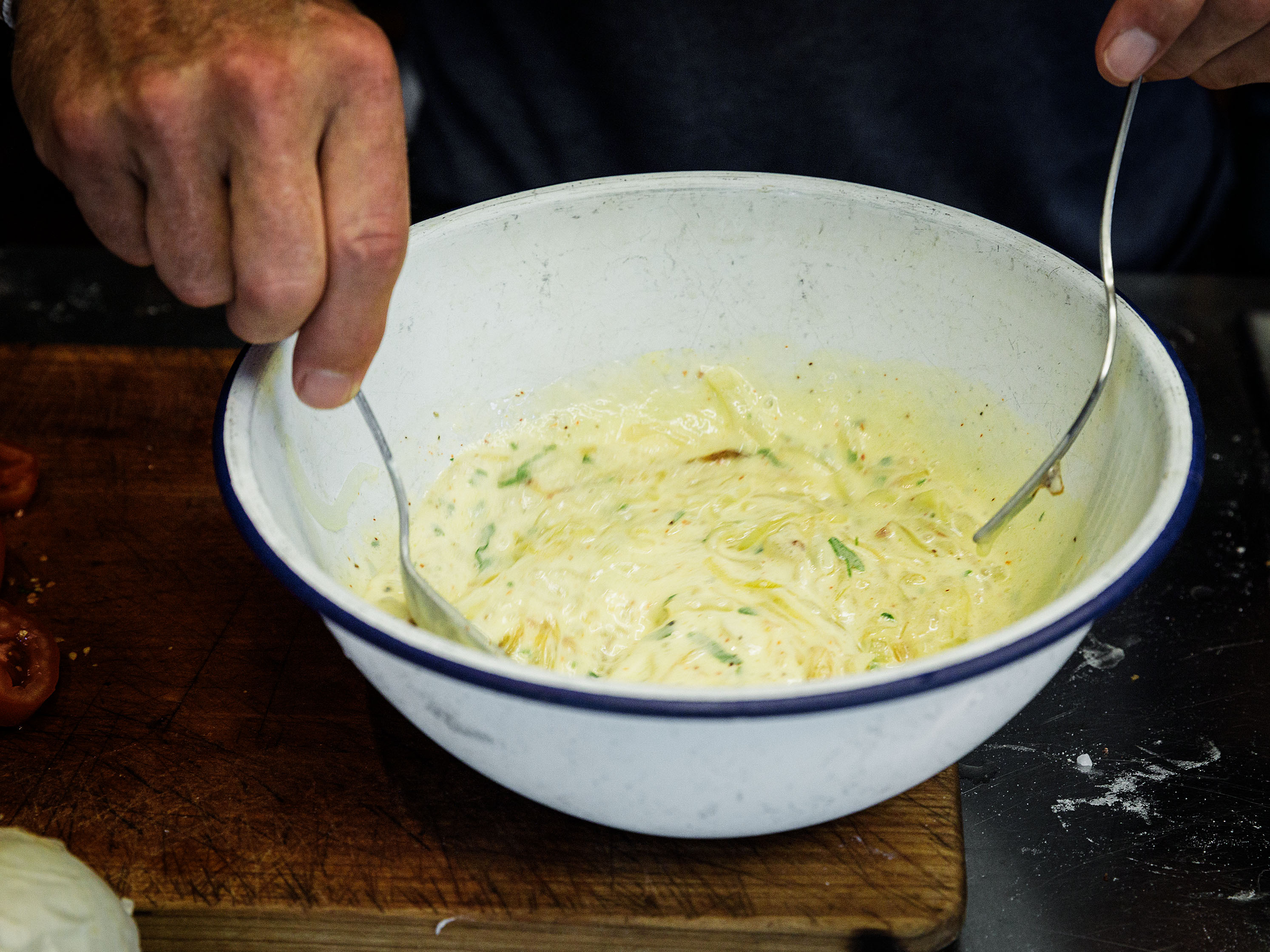 Schritt 4: Die Zwiebeln dazugeben, mit Pfeffer, Salz und Muskatnuss würzen und alles gut vermischen. 