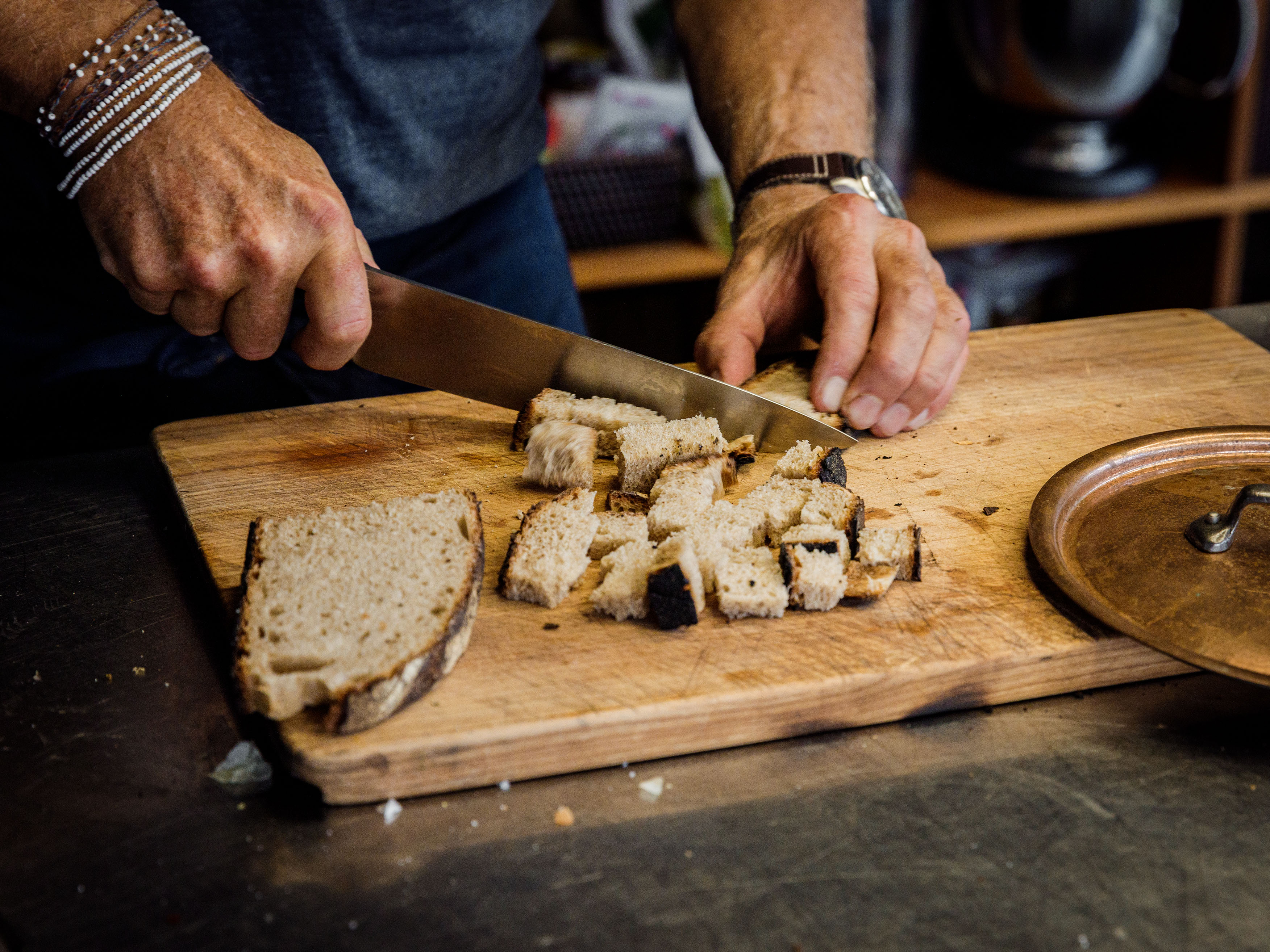 Schritt 3: Brot in mundgerechte Stücke schneiden oder zupfen