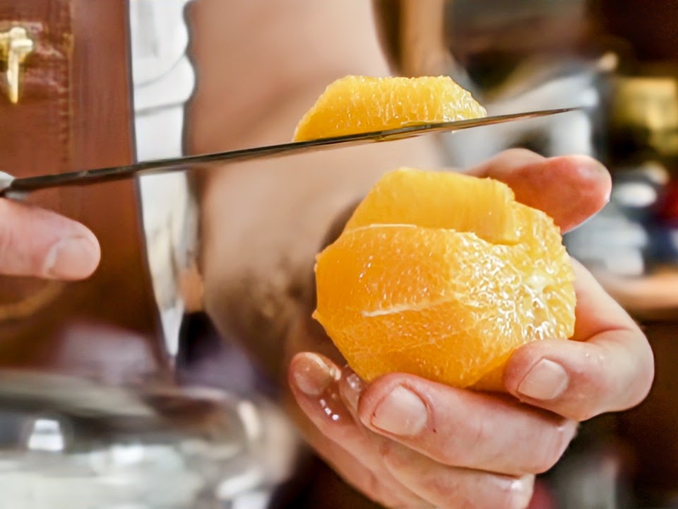 Schritt 1: Orangen für Dattel-Orangensalat mit Minze und Orangenblüten-Granita filetieren 