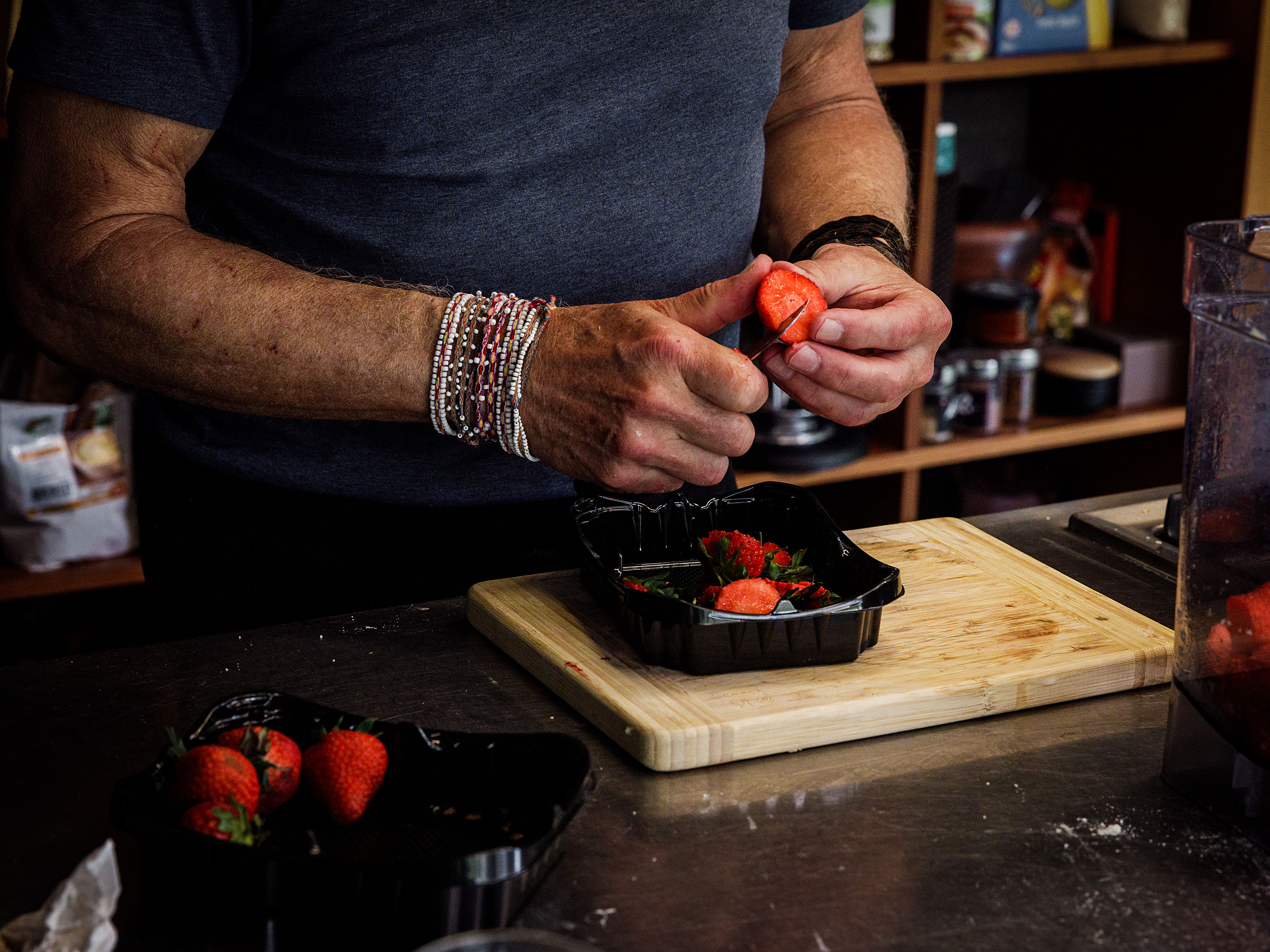 Schritt 2: Stiele und Blättchen der Erdbeeren entfernen